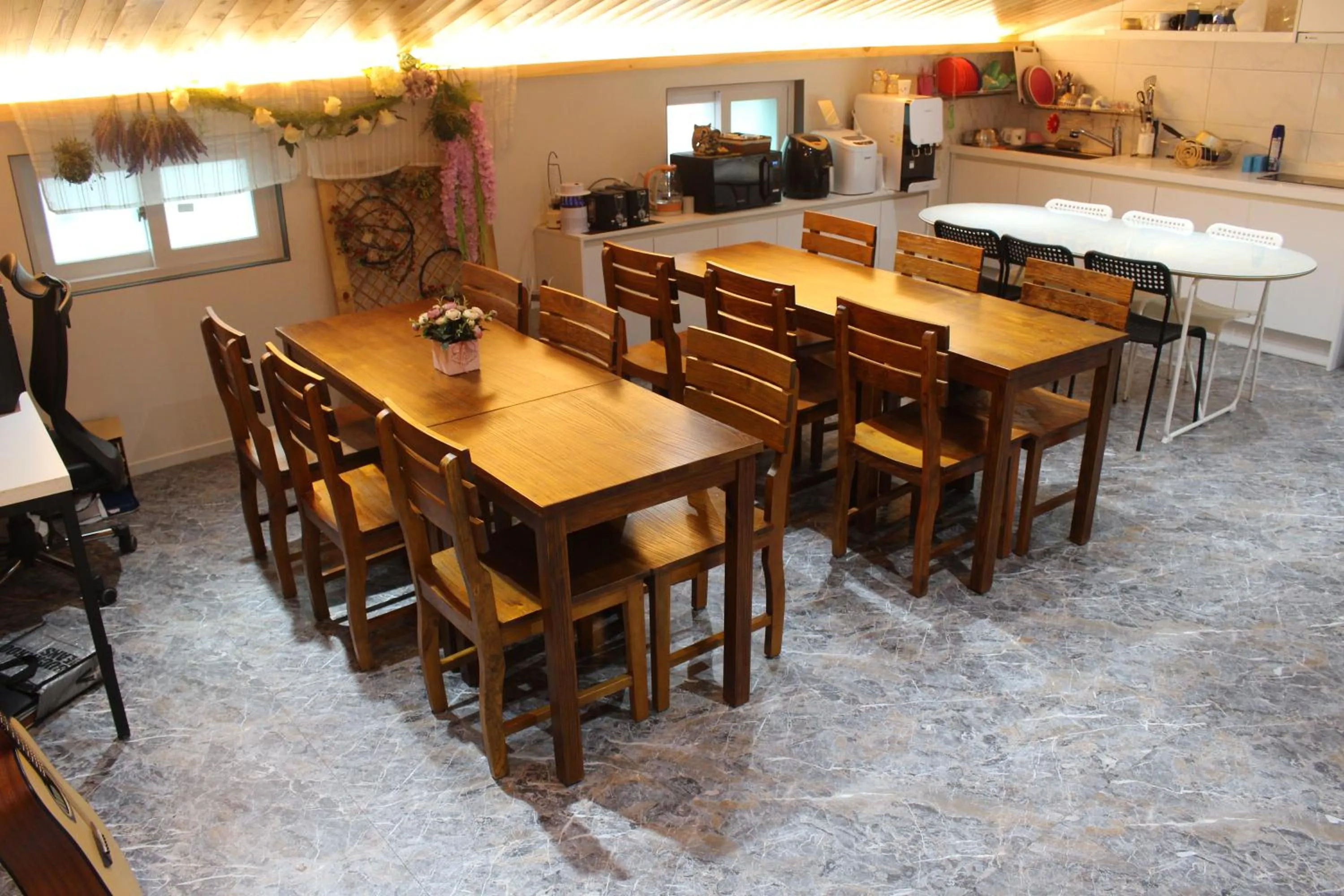 Communal lounge/ TV room in The Road Hotel