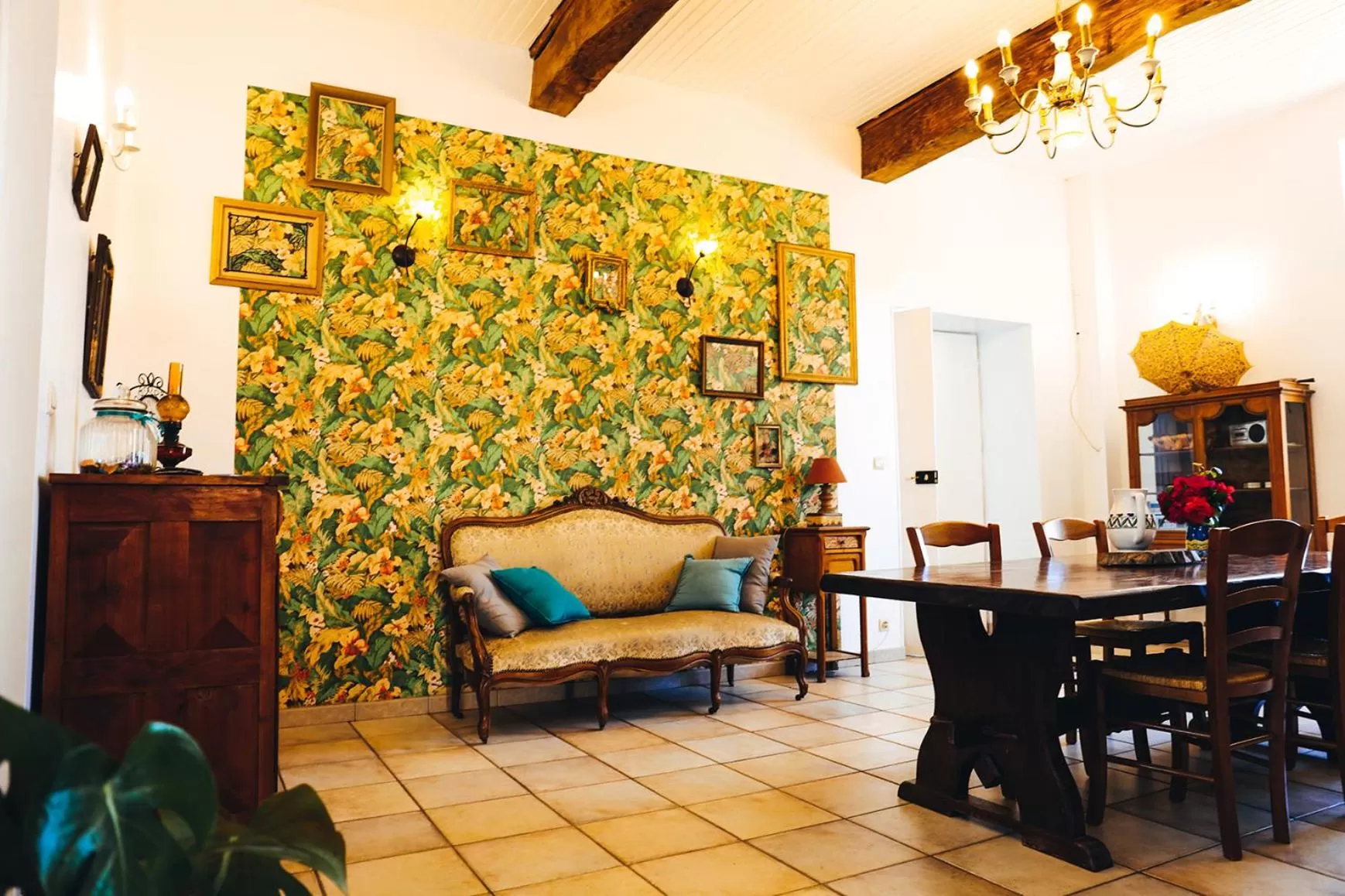 Dining area in La Maison du Saula