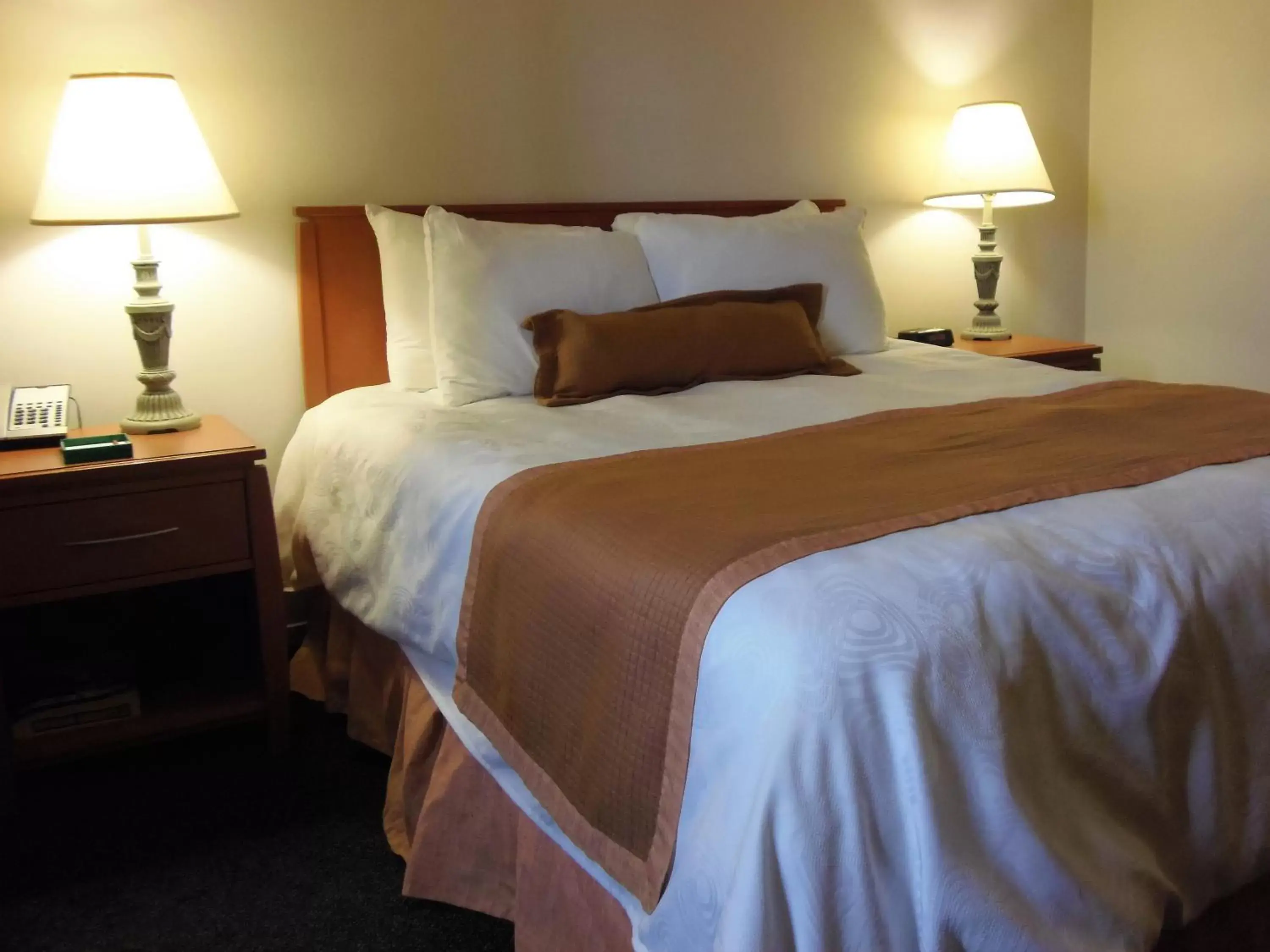 Photo of the whole room, Bed in Rosslyn Inn & Suites