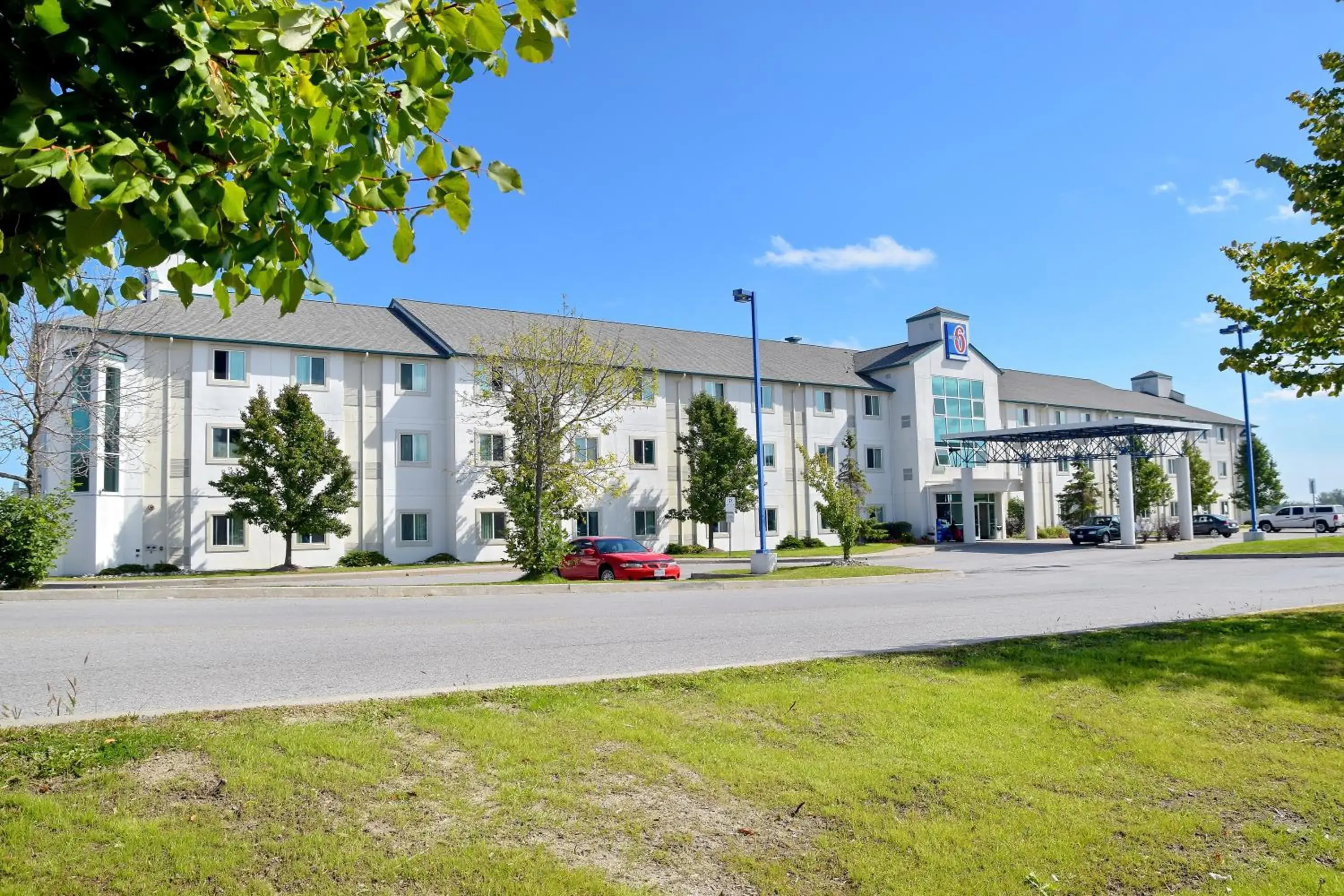 Facade/entrance, Property Building in Motel 6-Whitby, ON - Toronto East