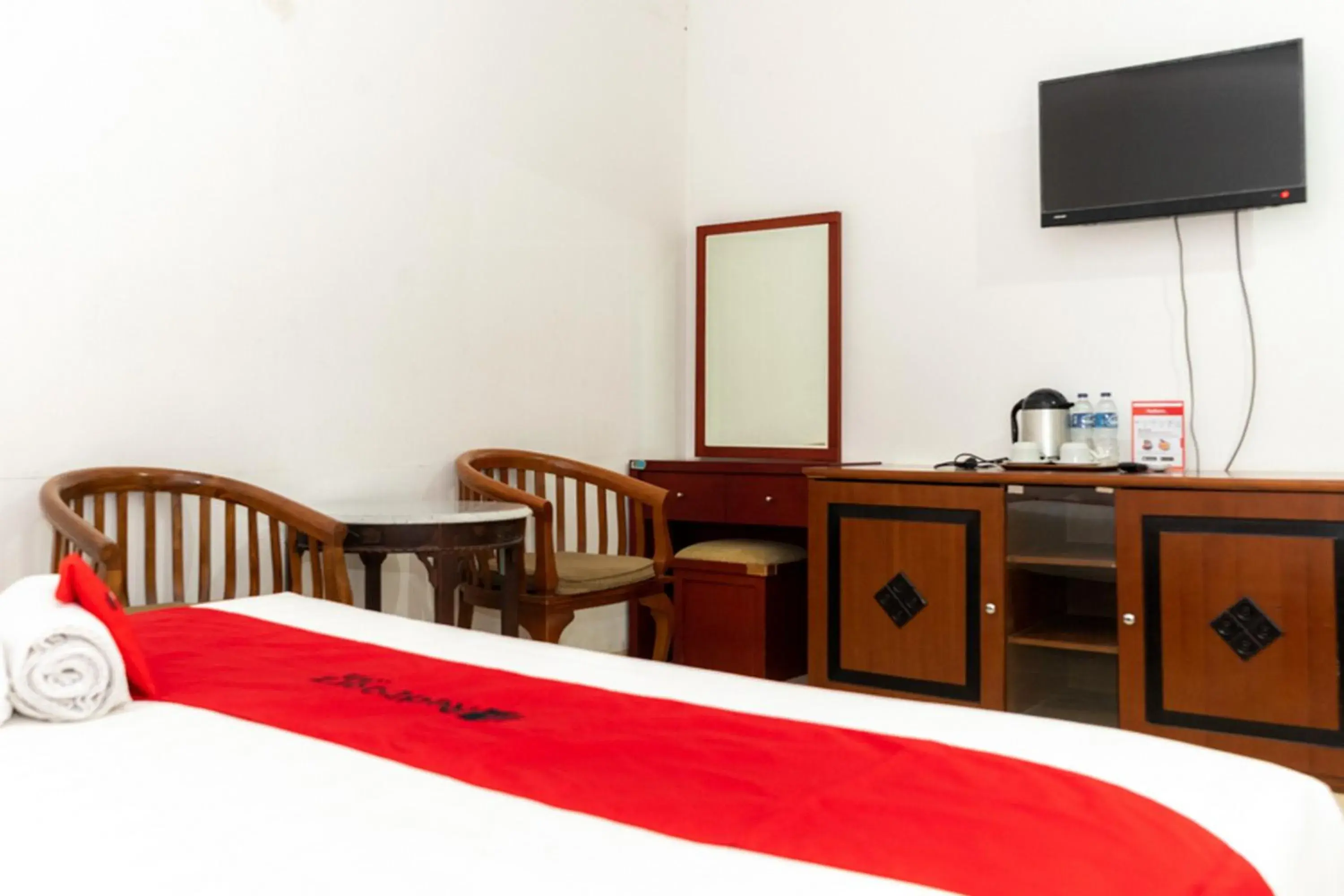 Bed in RedDoorz Plus Syariah near Java Supermall Semarang 2