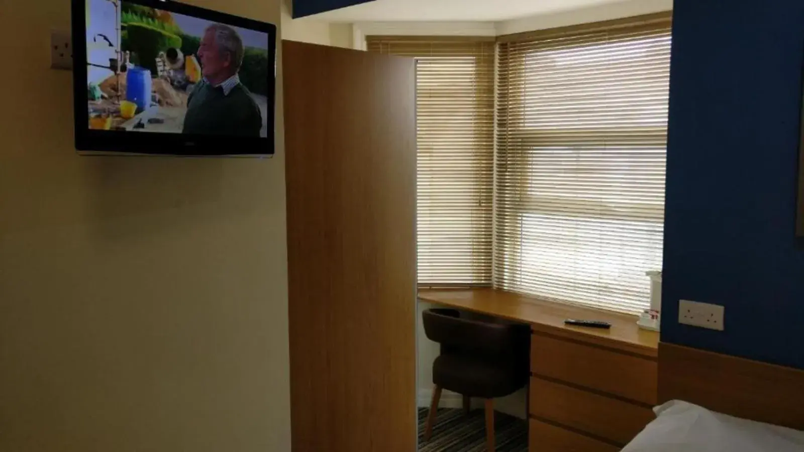 Bedroom, TV/Entertainment Center in Wave Crest Hotel