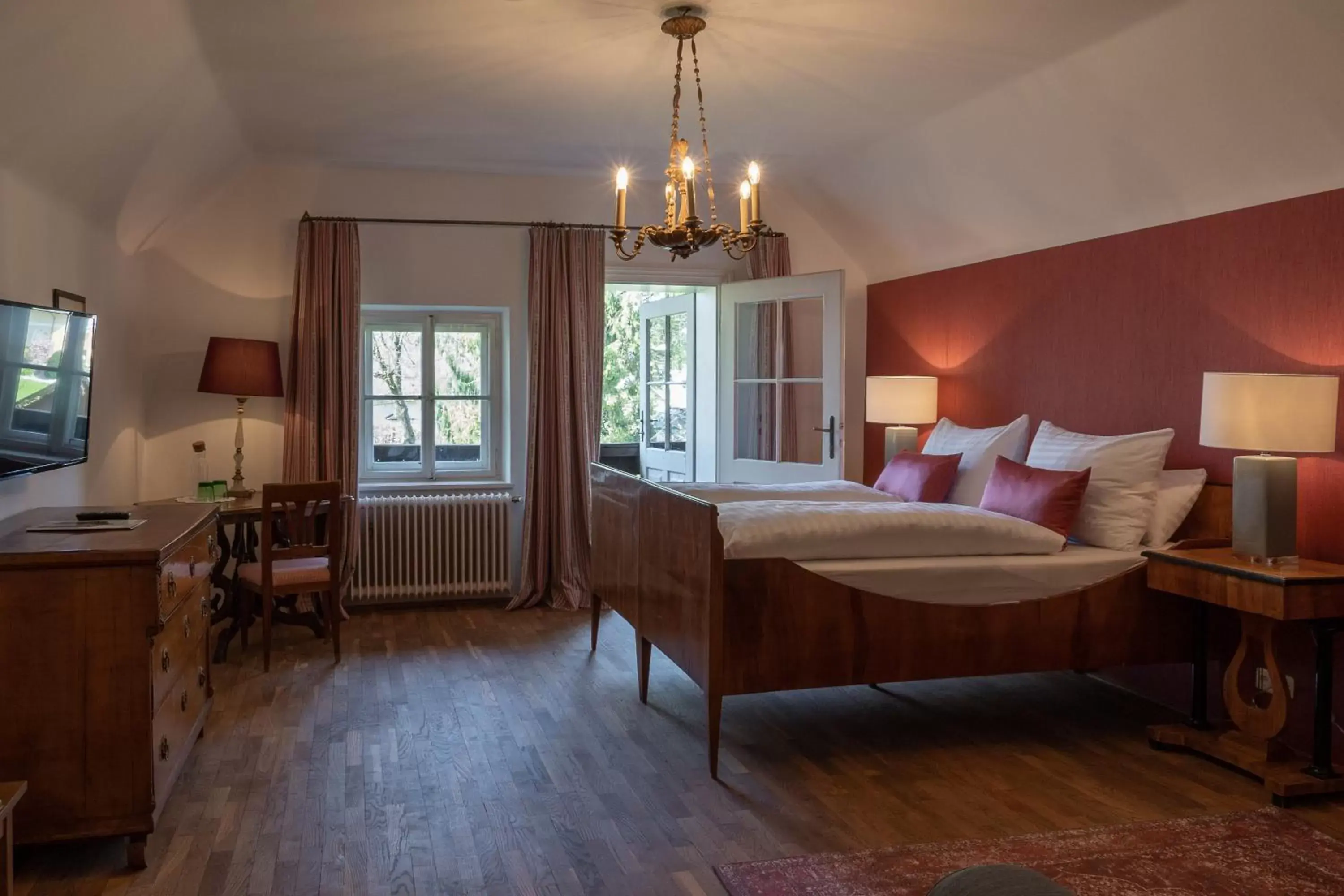 Bed in Schlosswirt zu Anif - Hotel und Restaurant