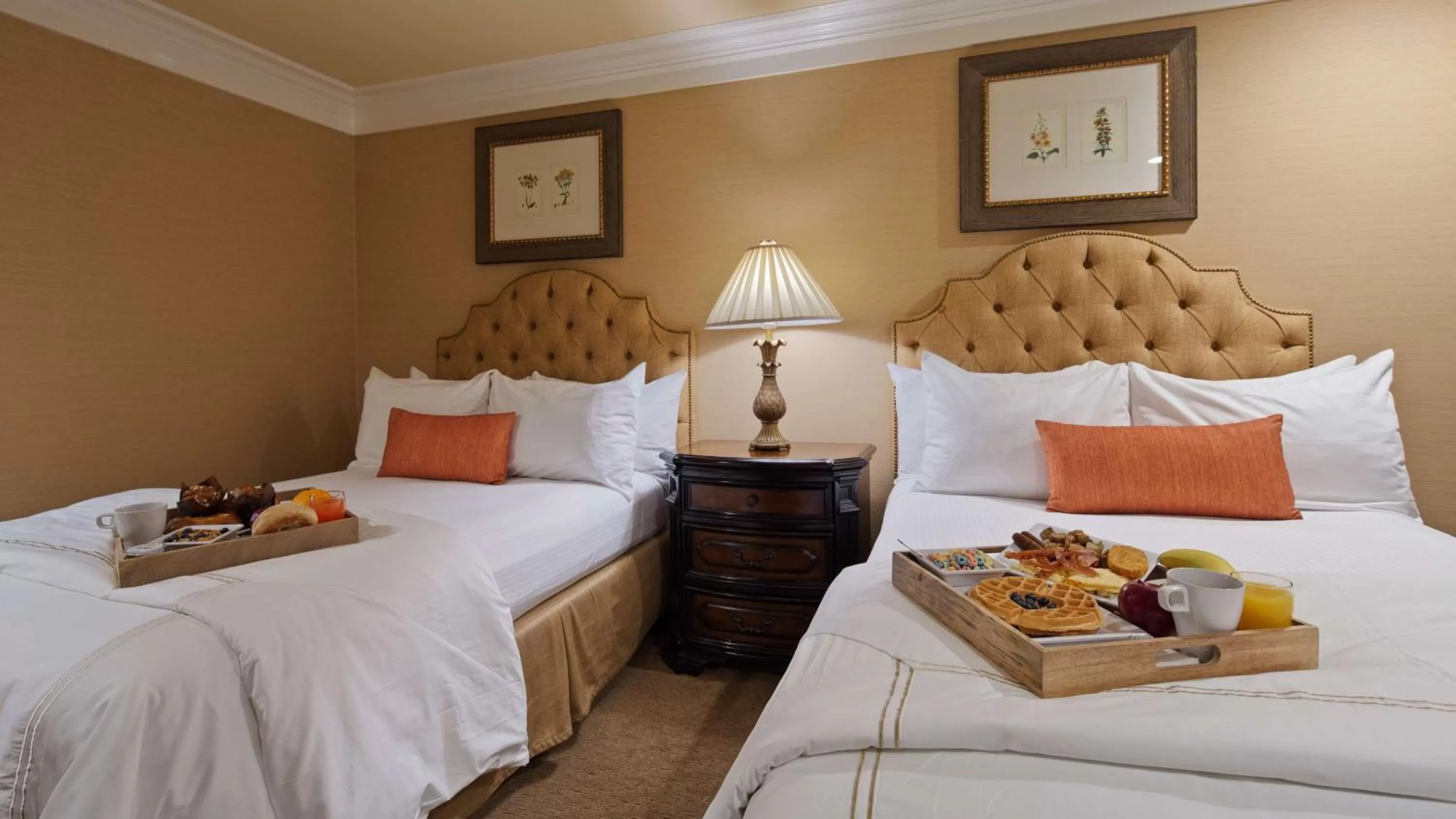 Photo of the whole room, Bed in Best Western Plus Sunset Plaza Hotel