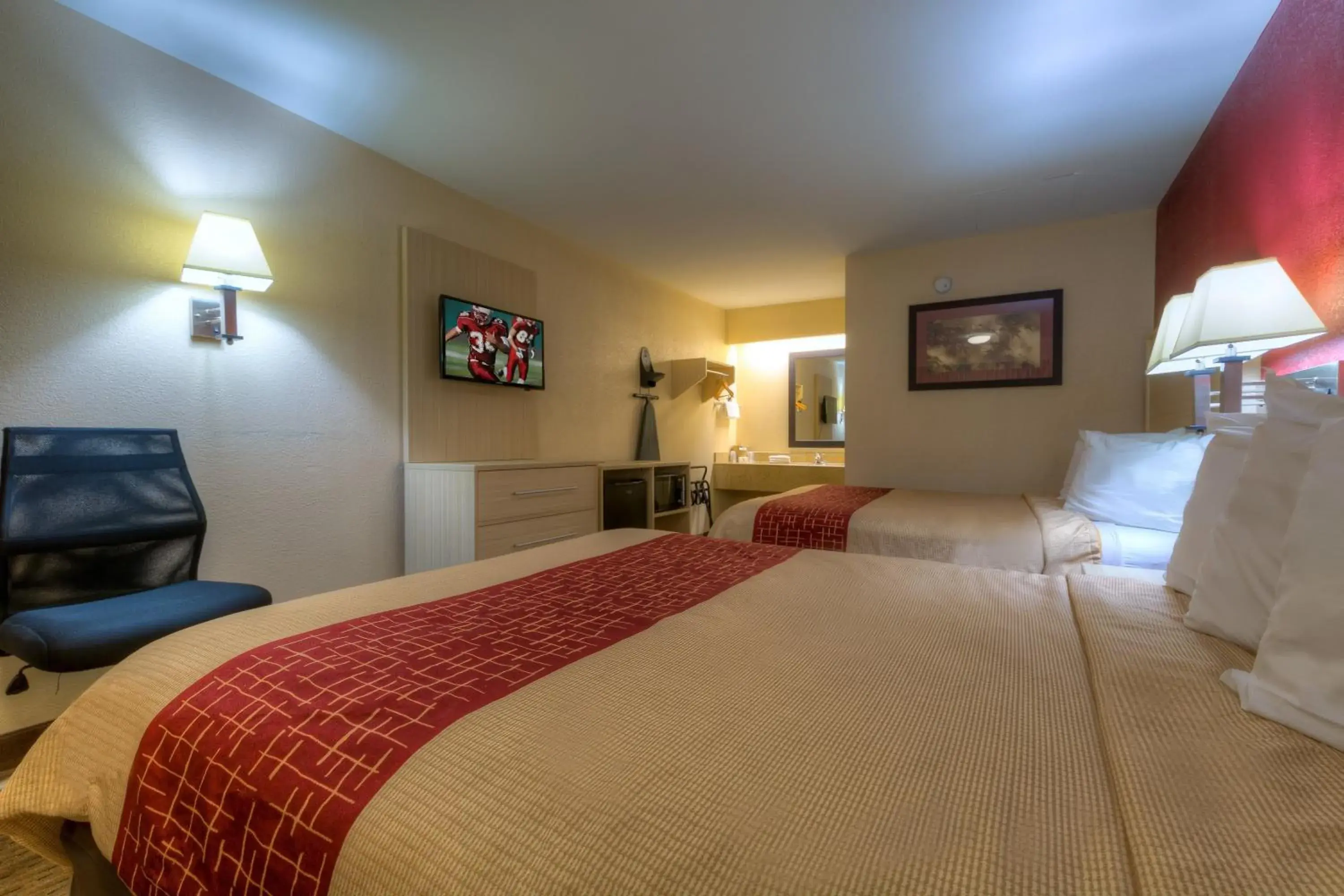 Photo of the whole room, Bed in Red Roof Inn Memphis East