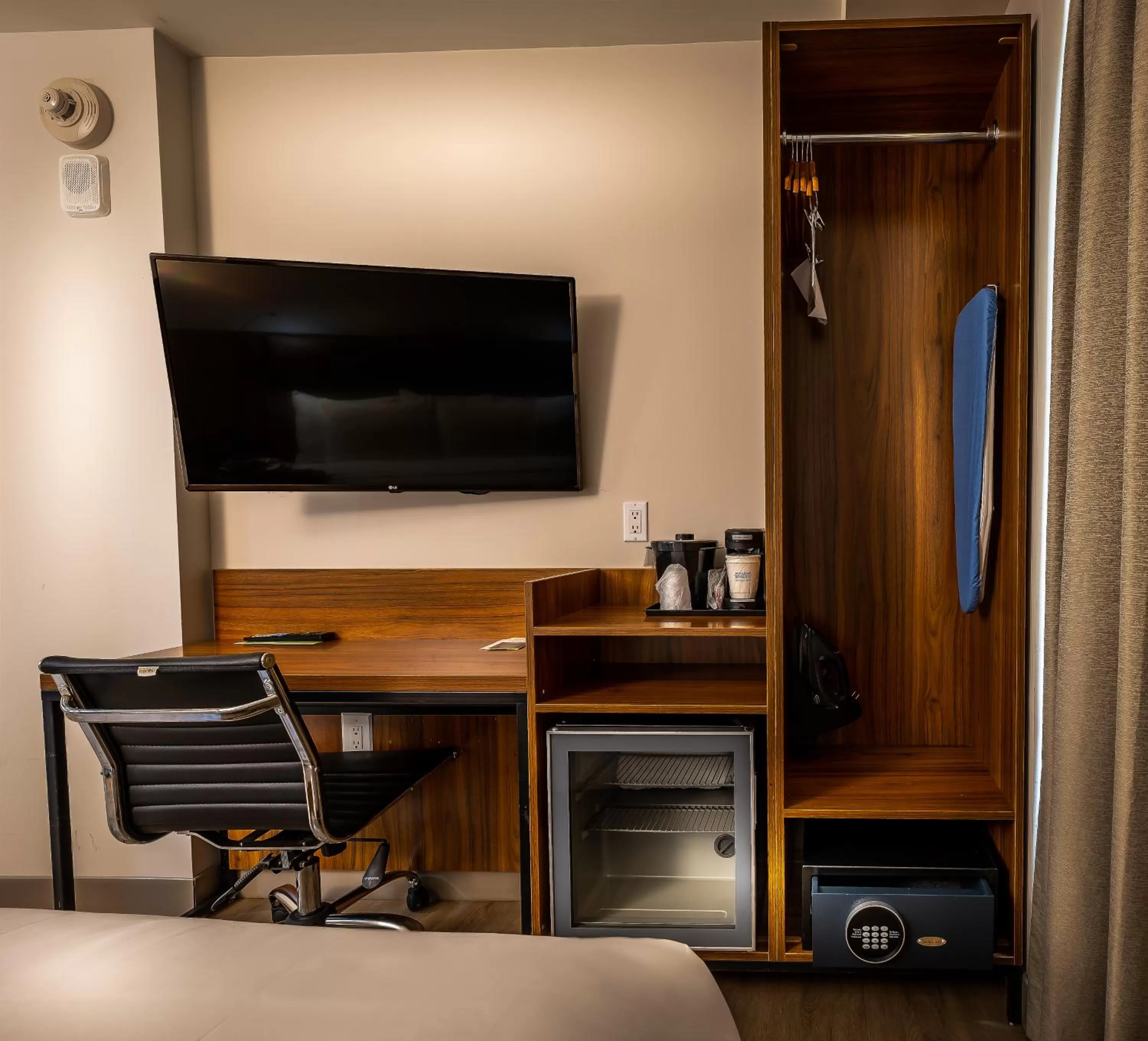 TV and multimedia in La Quinta by Wyndham Time Square South