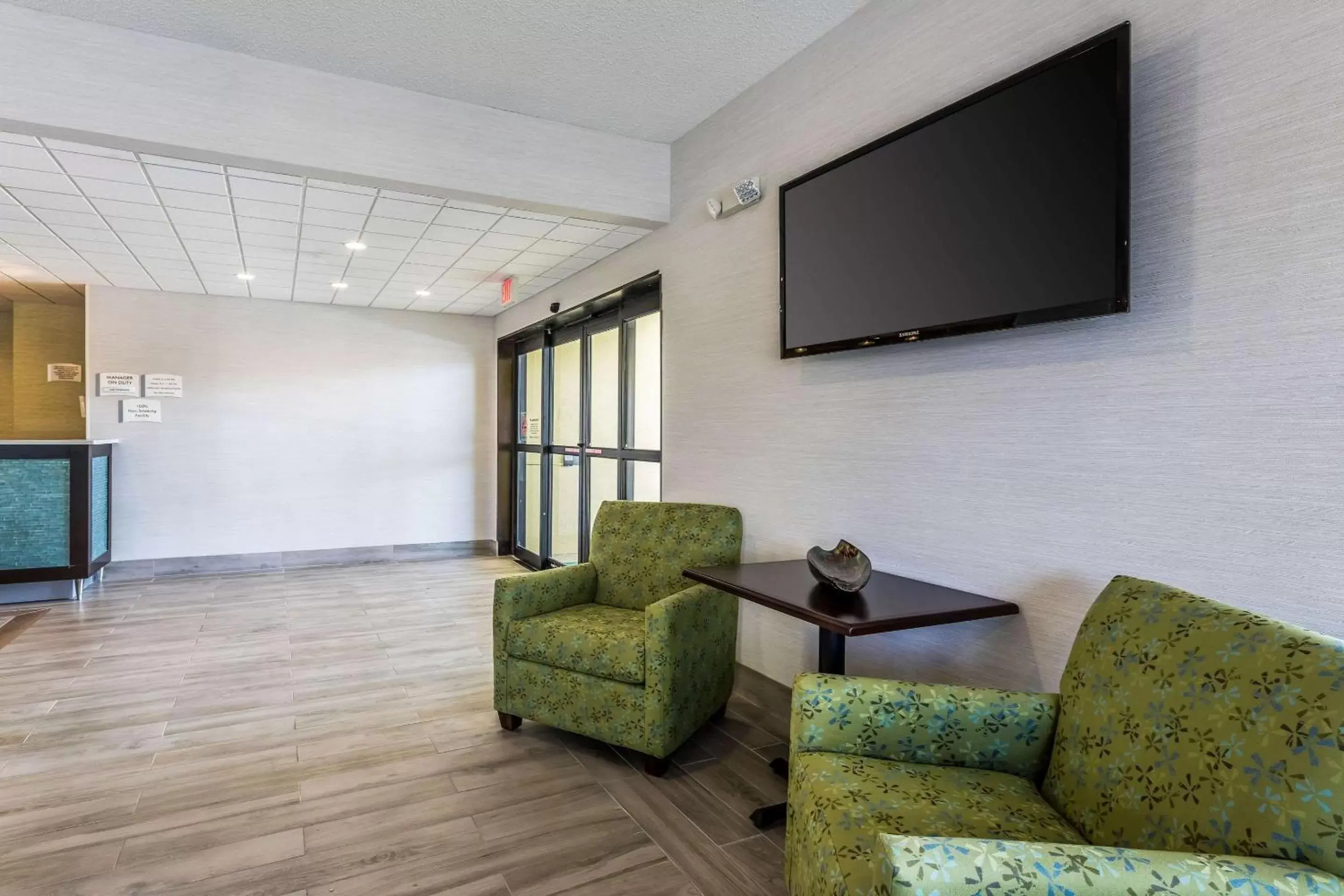 Lobby or reception, TV/Entertainment Center in Quality Inn Palm Beach International Airport