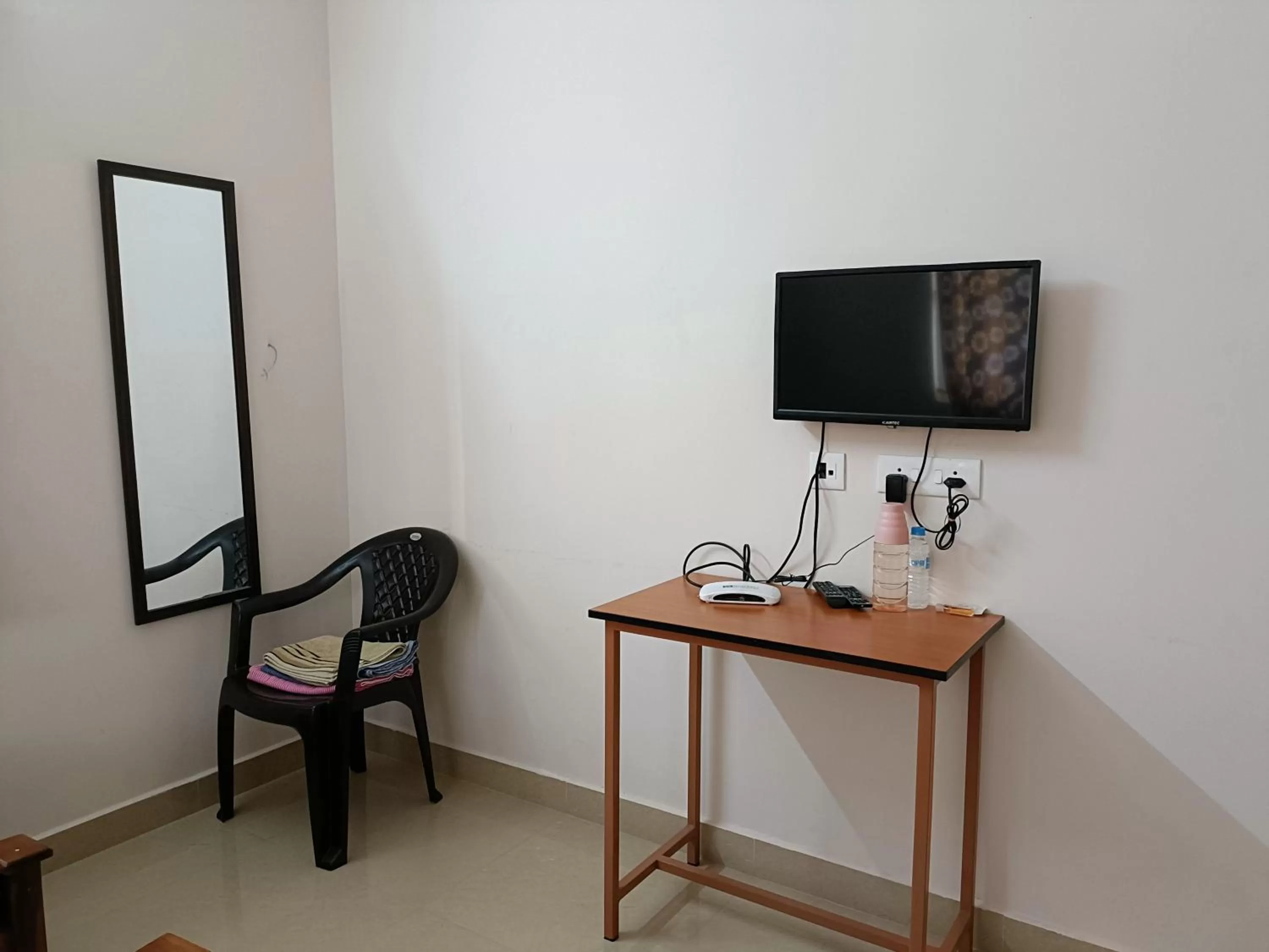 Bedroom, TV/Entertainment Center in Shantham Service Apartments