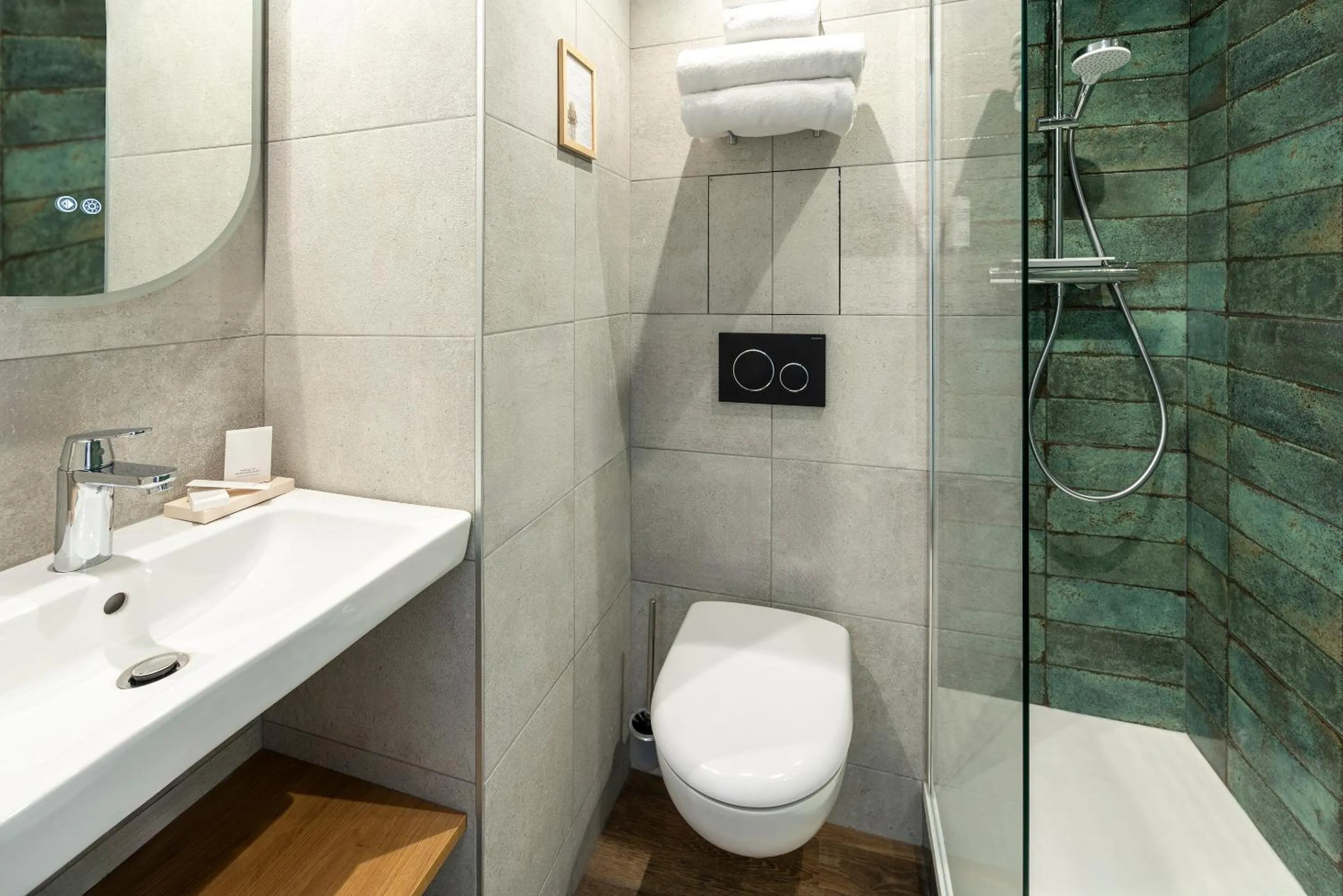 Shower in Hotel Apolonia Paris Mouffetard, Sure Hotel Collection by Best Western