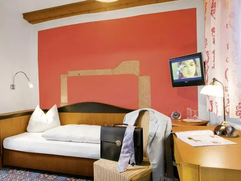 Photo of the whole room, Bed in Hotel Münchner Hof und Blauer Turm