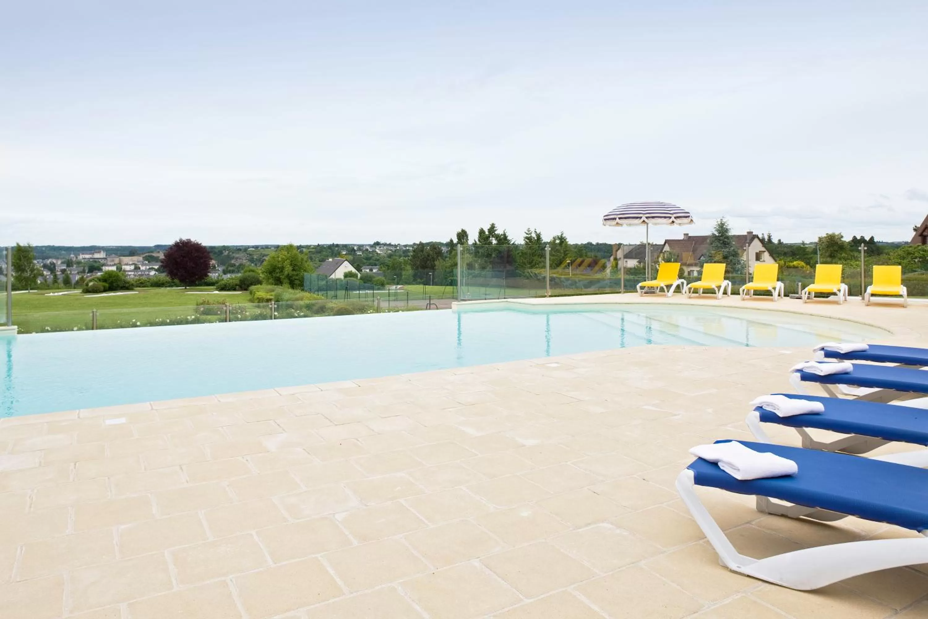 Swimming pool in Novotel Amboise