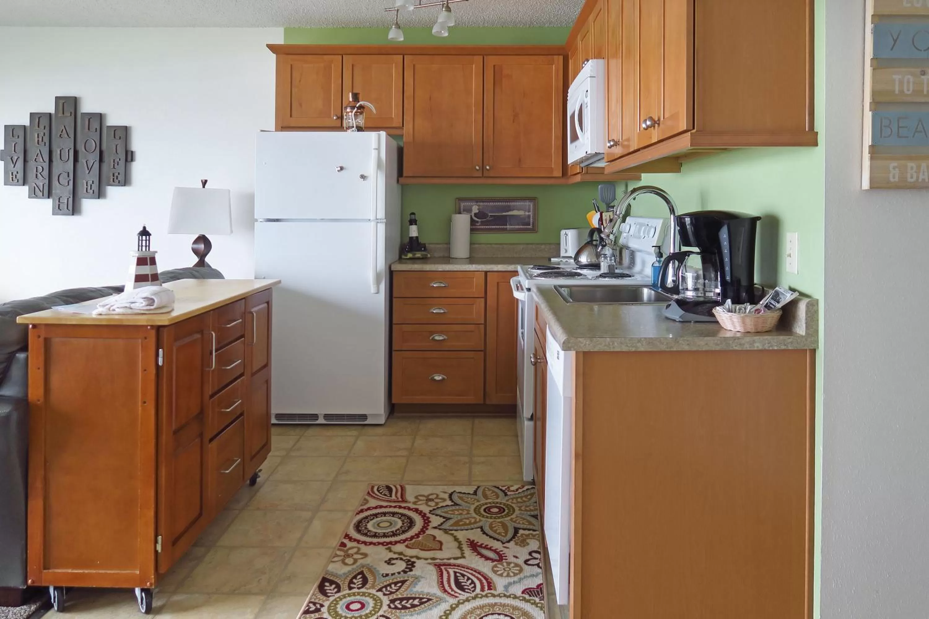 Coffee/tea facilities, Kitchen/Kitchenette in Ocean Terrace Condominiums
