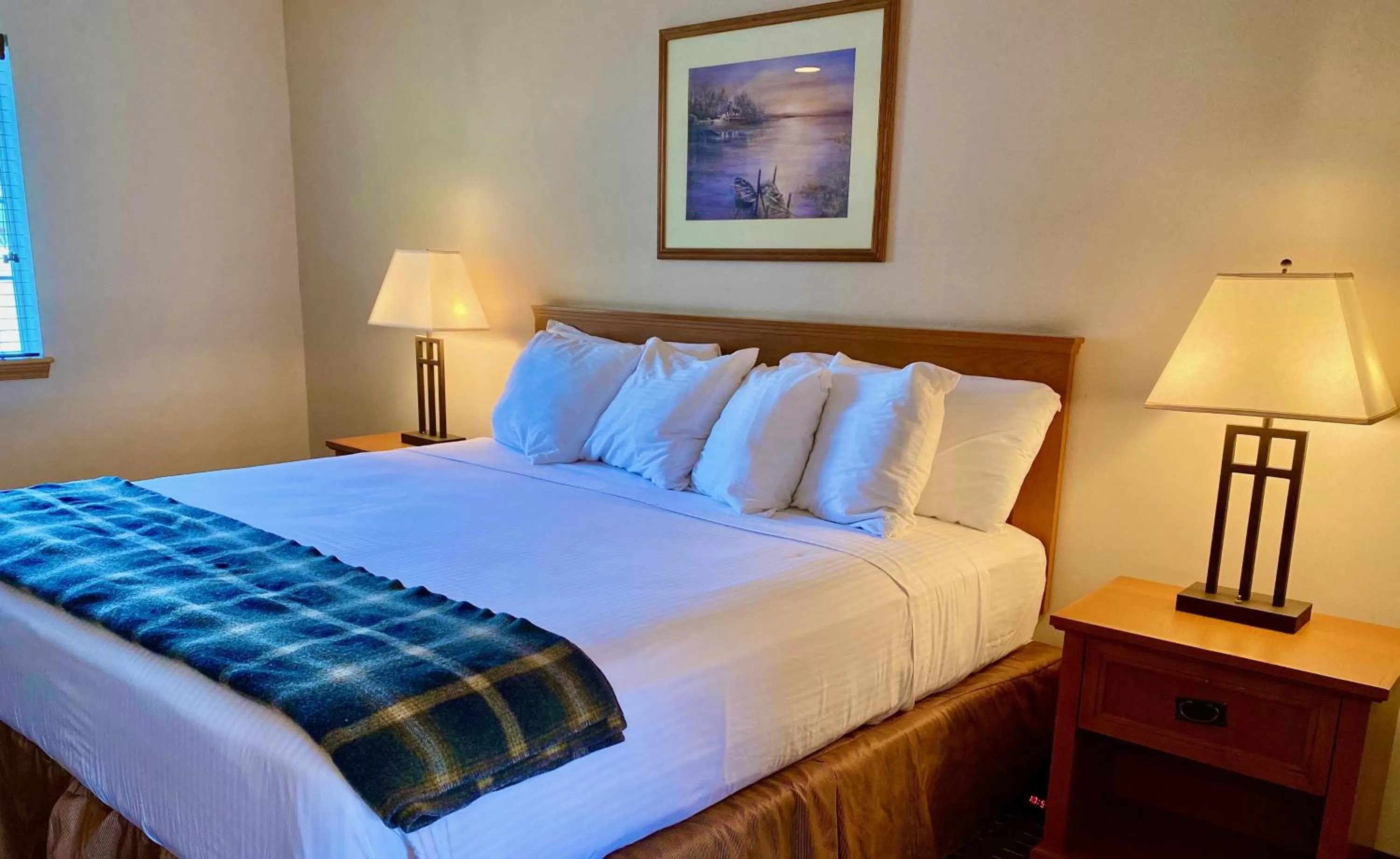 Bed in Cousin's Country Inn