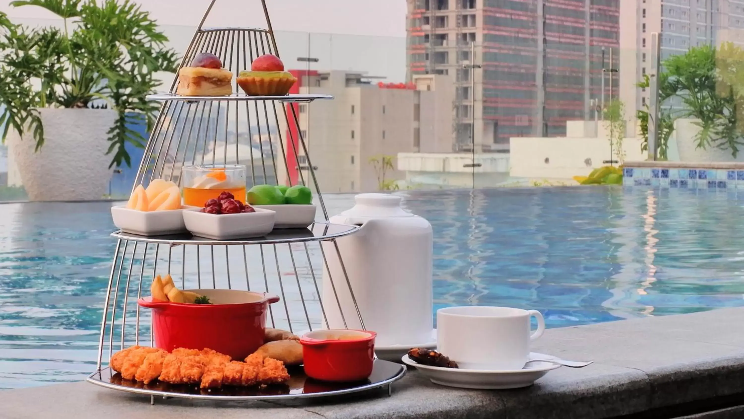 Swimming pool in Mercure Jakarta Cikini Swimming pool in Mercure Jakarta Cikini