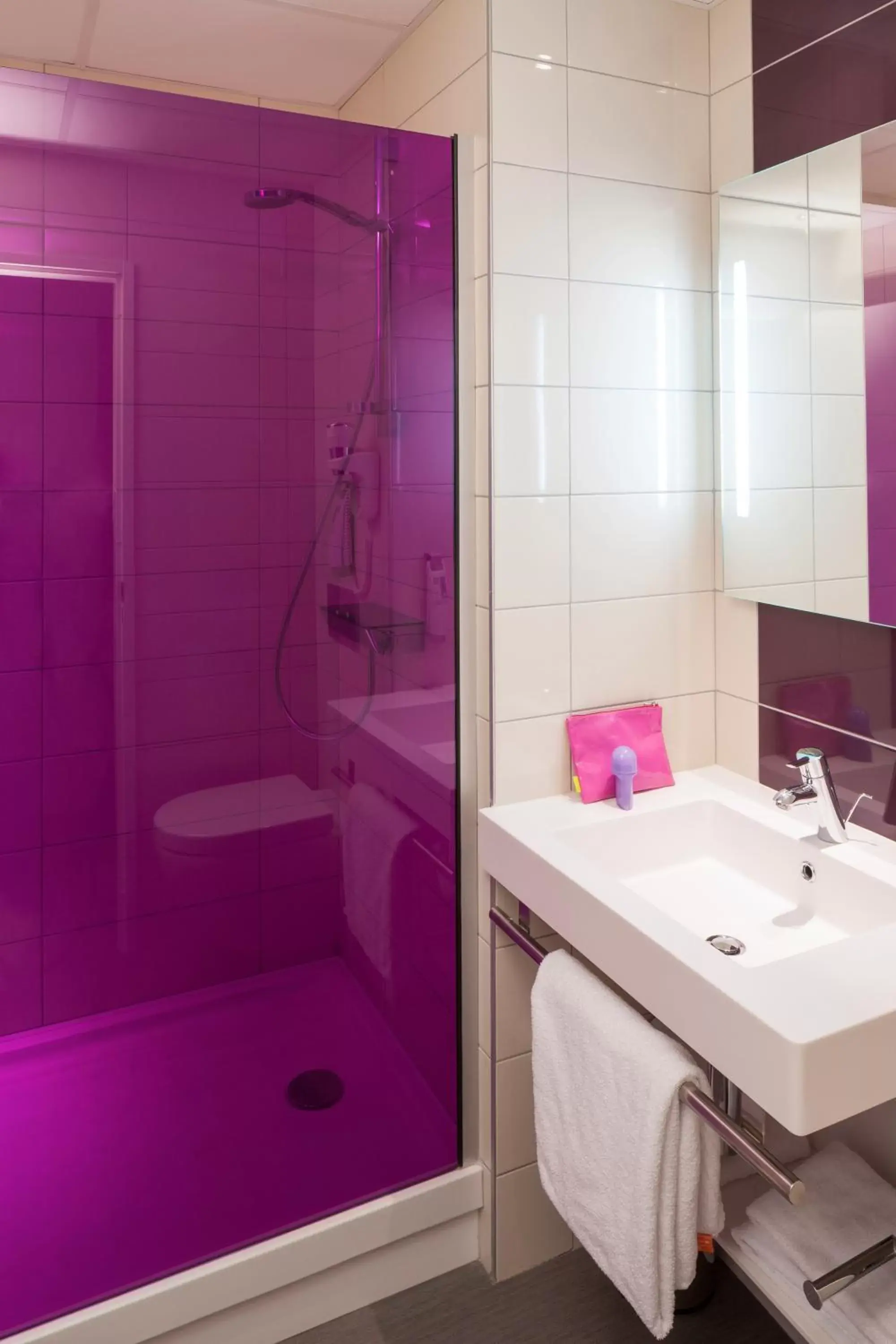 Bathroom in ibis Styles Montbéliard