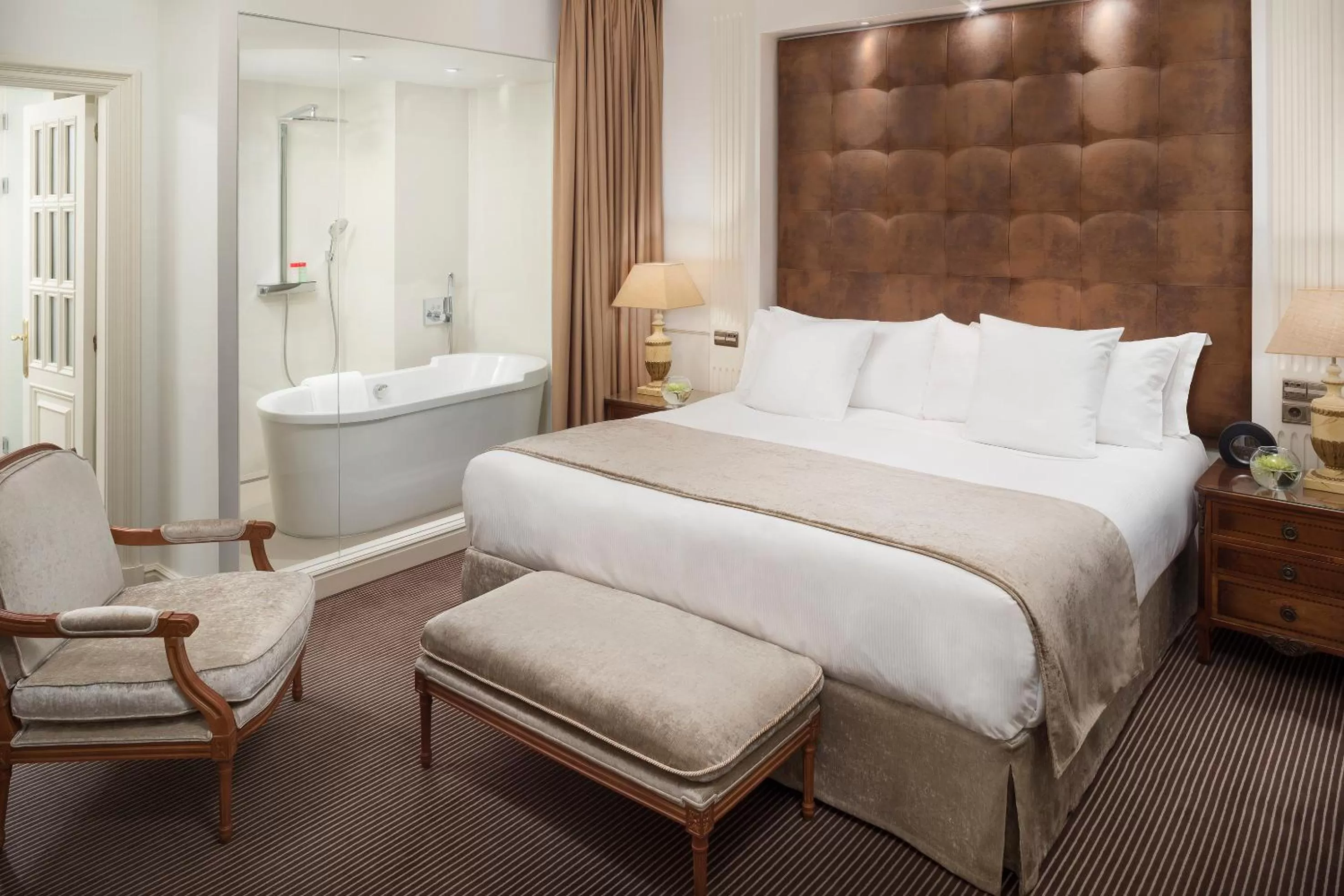 Shower, Bed in Hotel Fenix Gran Meliá - The Leading Hotels of the World