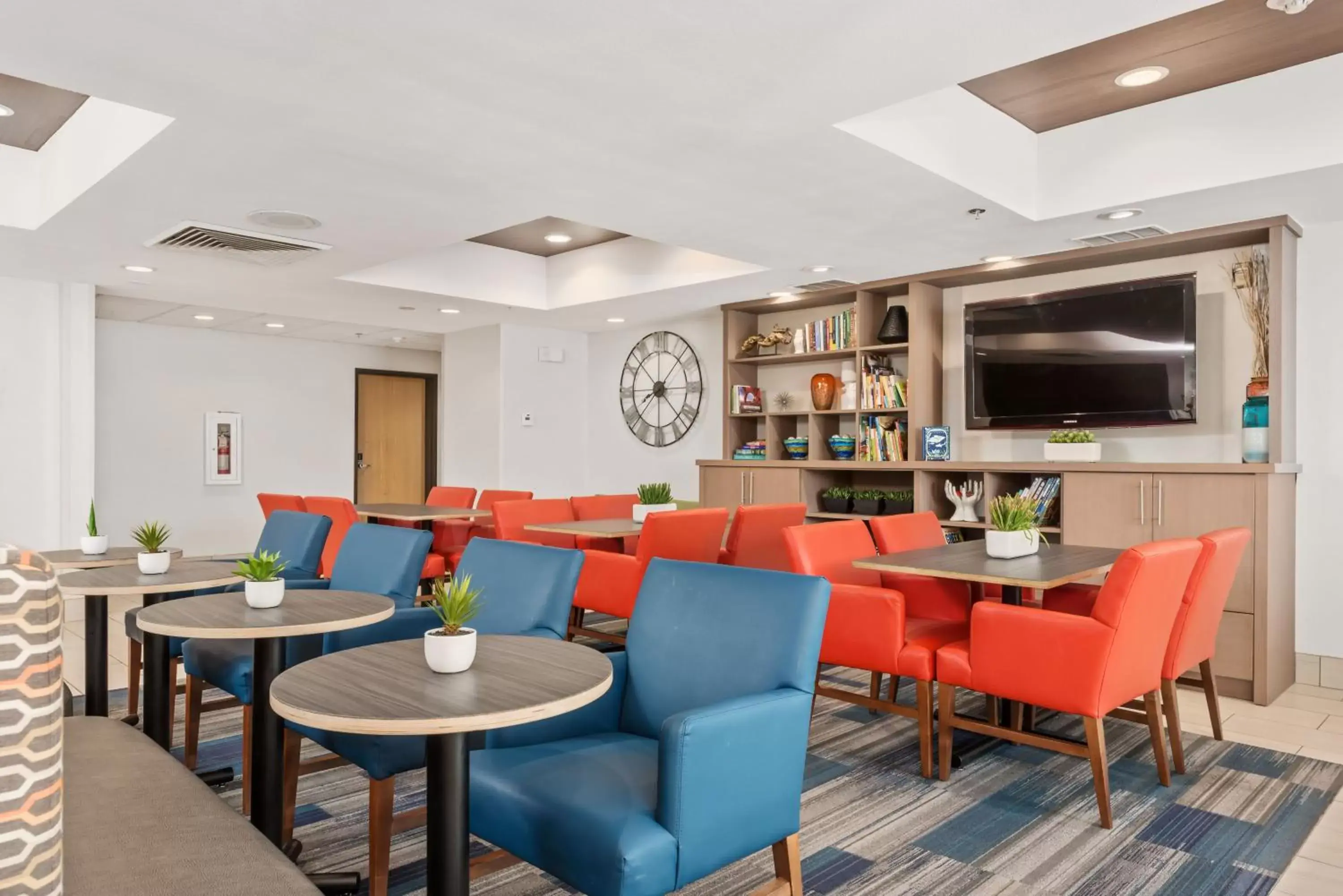 Breakfast, Lounge/Bar in Holiday Inn Express West Valley City, an IHG Hotel