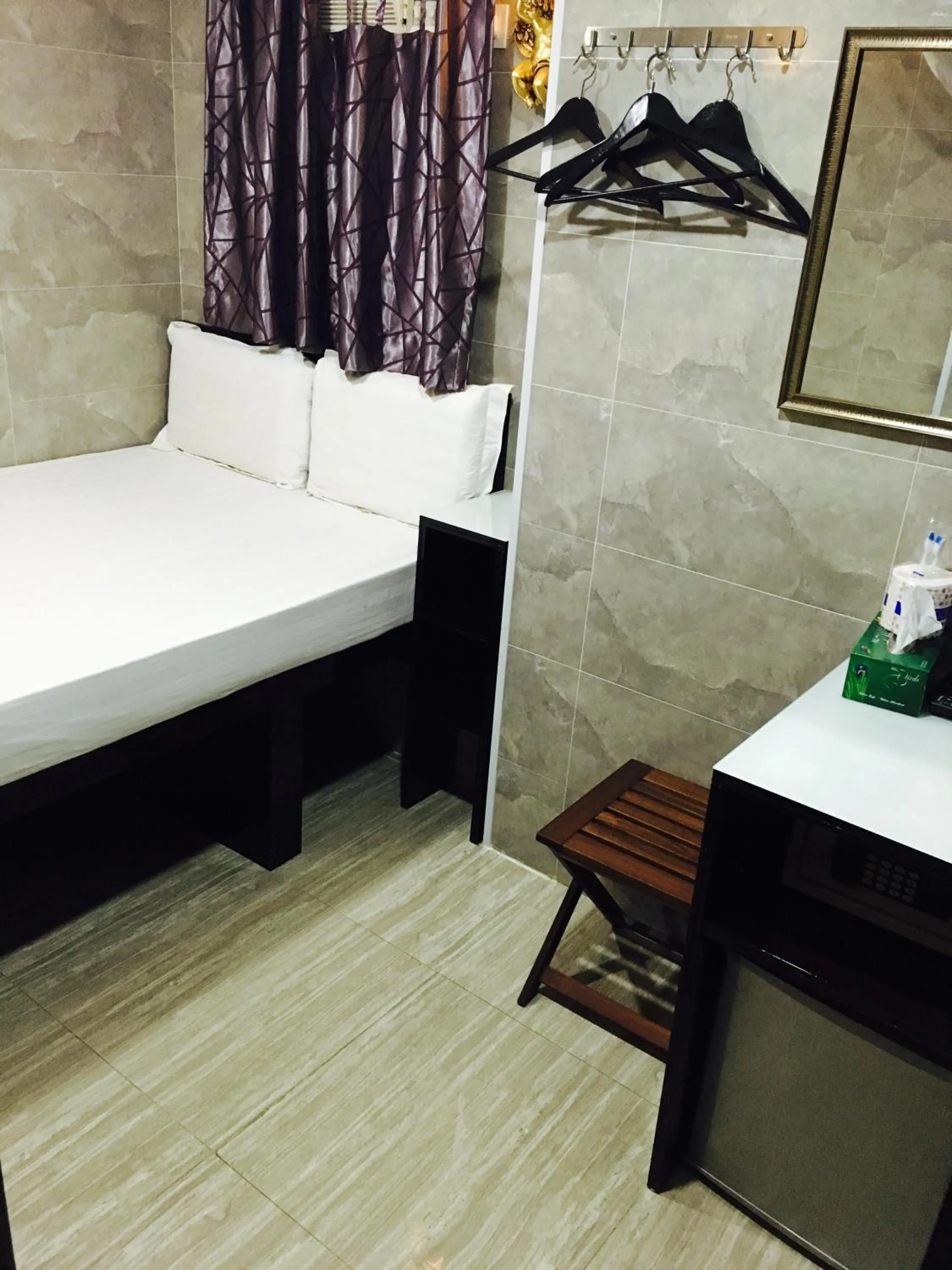 Photo of the whole room, Bed in Modern