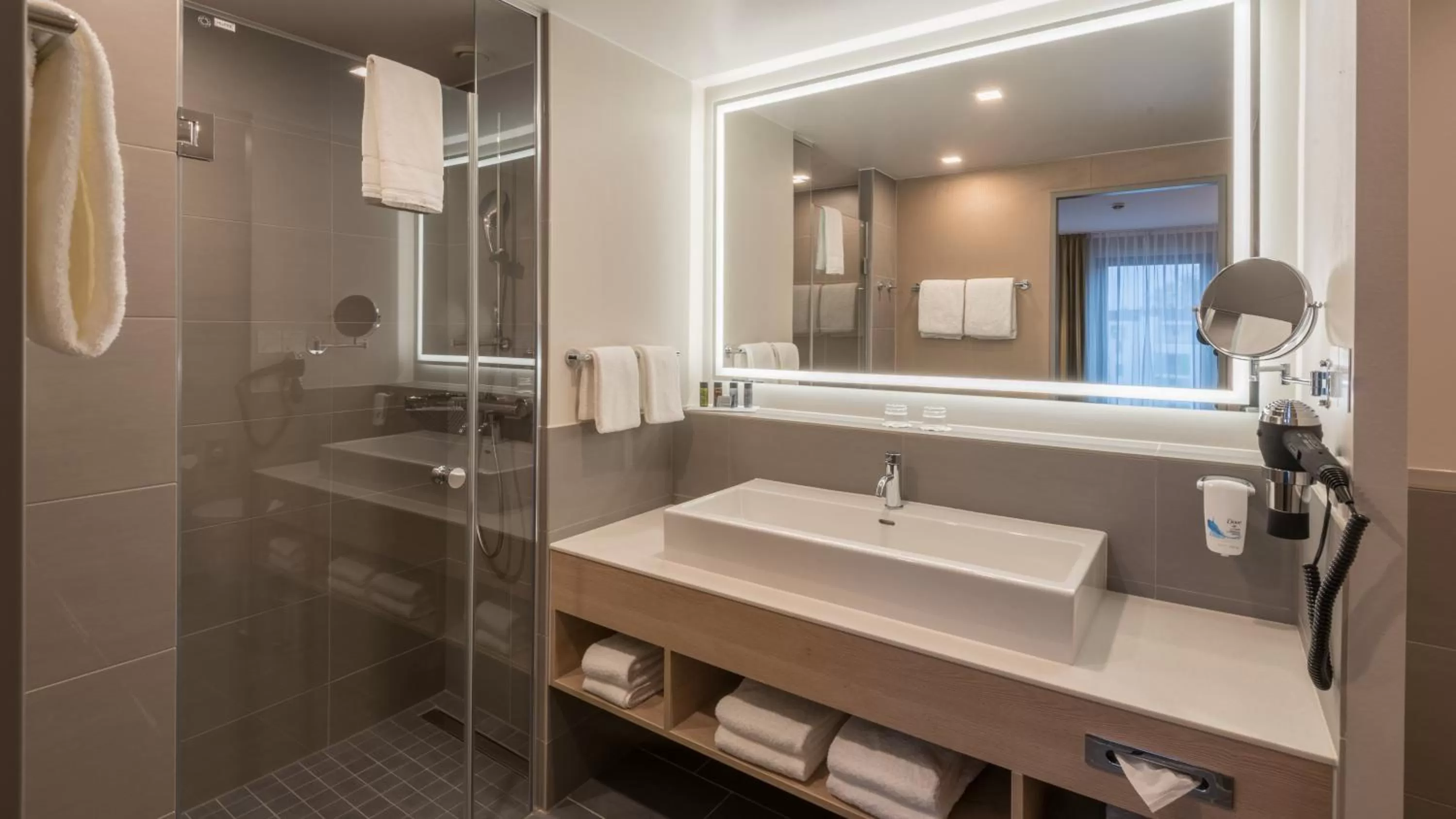 Bathroom in Holiday Inn Düsseldorf City – Toulouser Allee by IHG