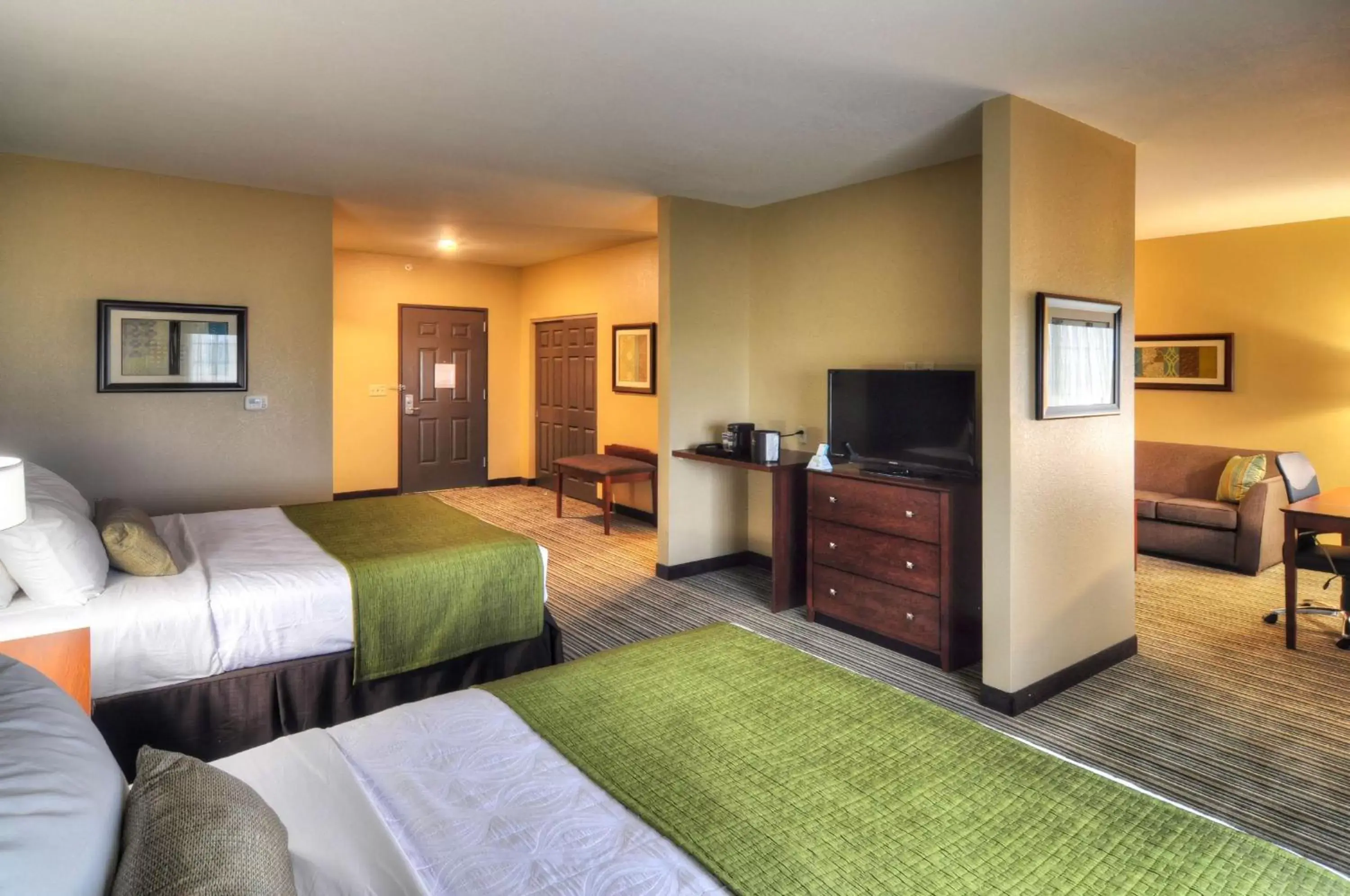 Photo of the whole room, TV/Entertainment Center in Best Western Plus Patterson Park Inn