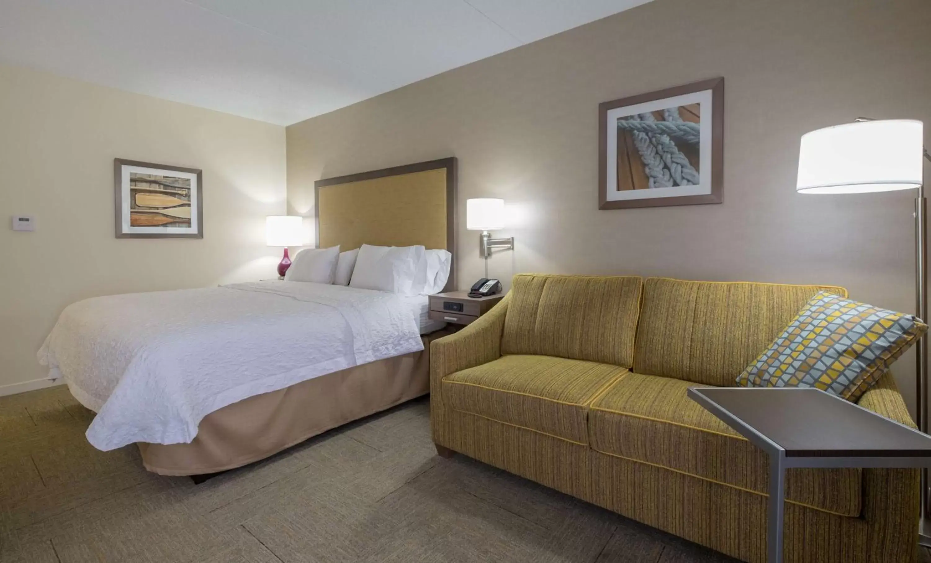 Living room, Bed in Hampton Inn Freeport/Brunswick