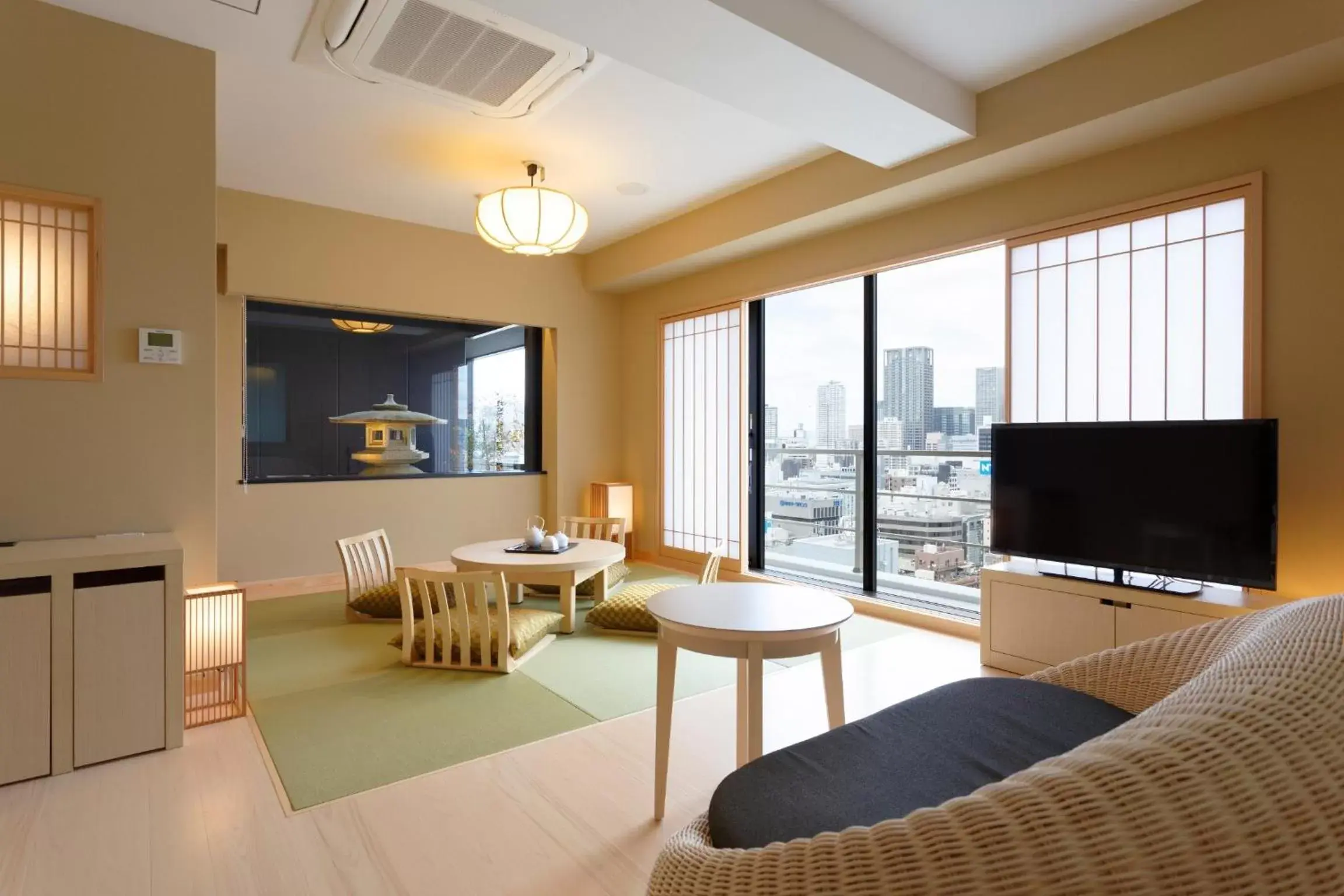 Premium Quadruple Room with Tatami Area - Non-Smoking in Osaka View Hotel Honmachi Premium Quadruple Room with Tatami Area - Non-Smoking in Osaka View Hotel Honmachi