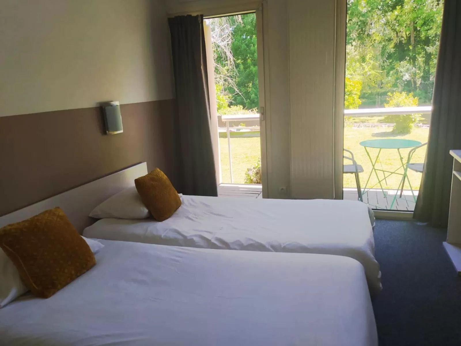 Bed in Hôtel L'ile Du Saussay