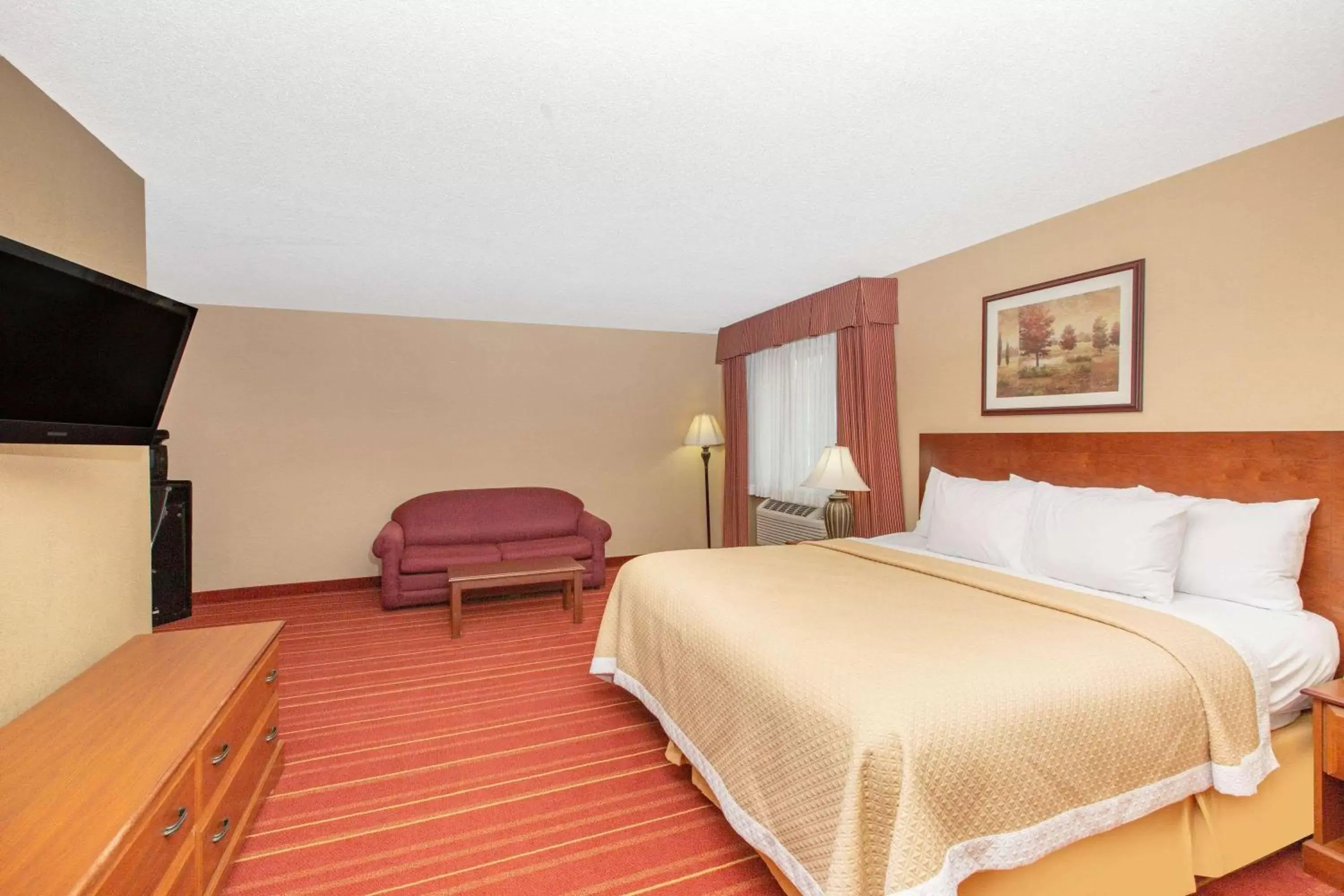 Photo of the whole room, Bed in Days Inn by Wyndham Salina I-70