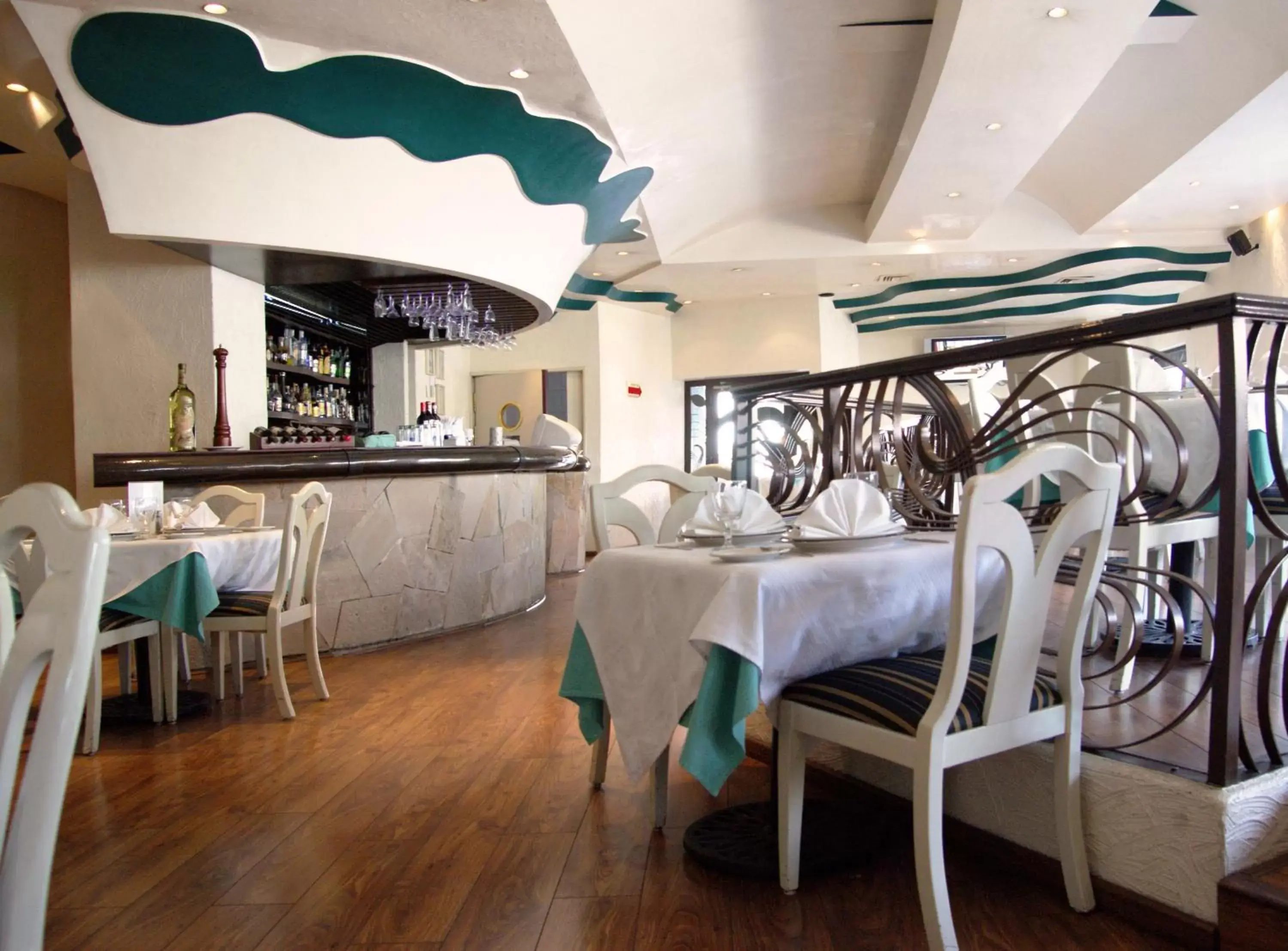 Restaurant/Places to Eat in Porto Novo Hotel & Suites