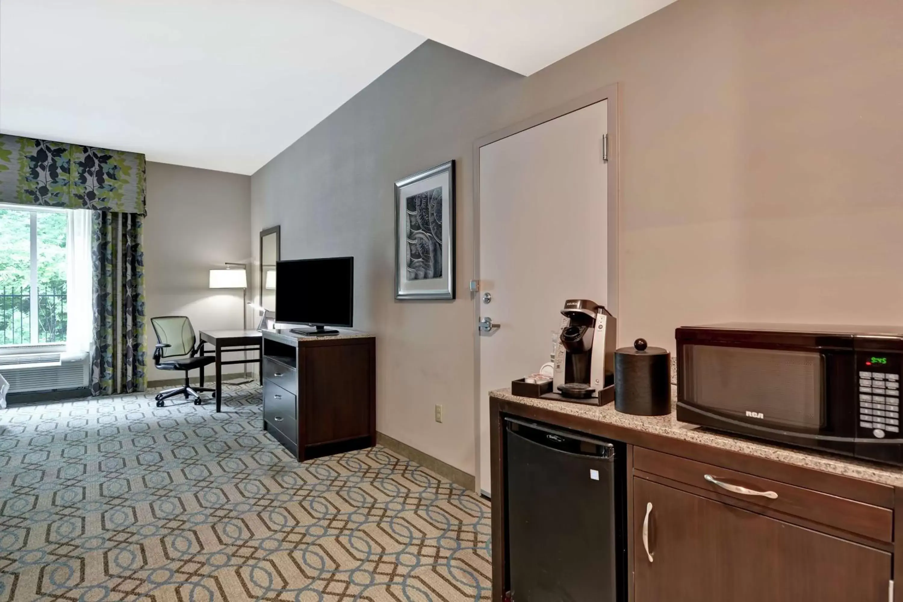 Bedroom, TV/Entertainment Center in Hilton Garden Inn West Little Rock