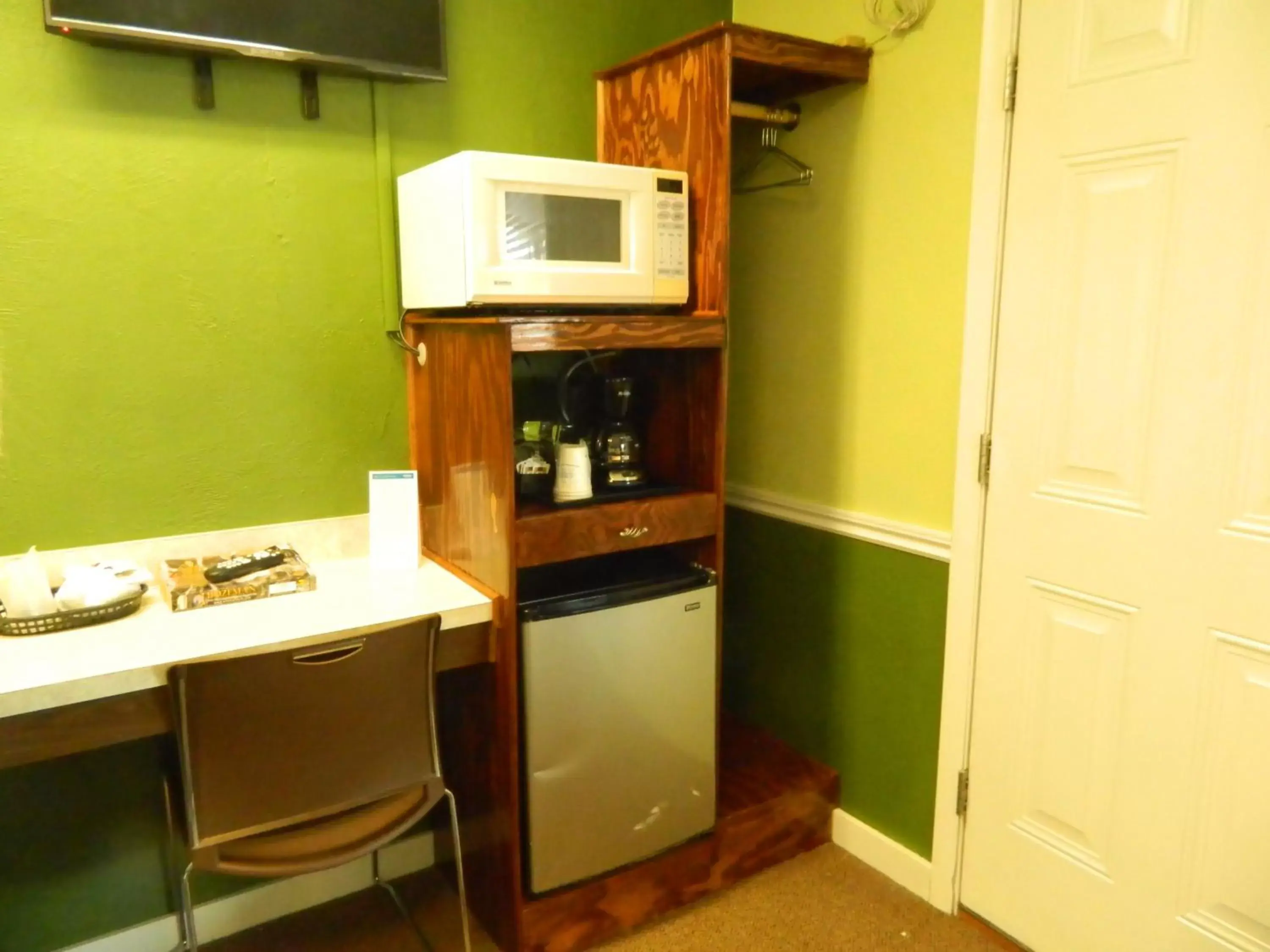 Kitchen/Kitchenette in Country Motor Inn