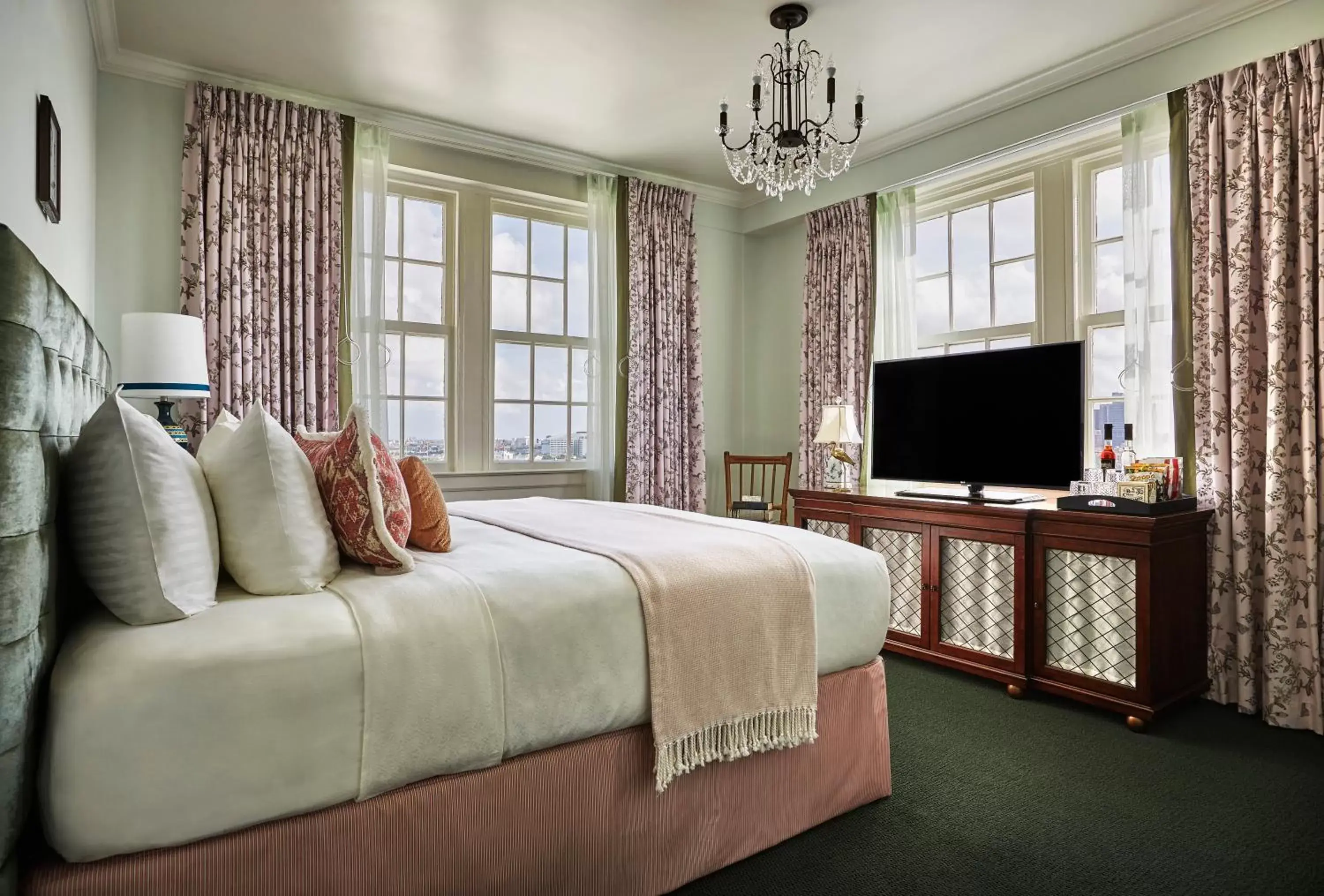 Day, Bed in The Pontchartrain Hotel Day, Bed in The Pontchartrain Hotel