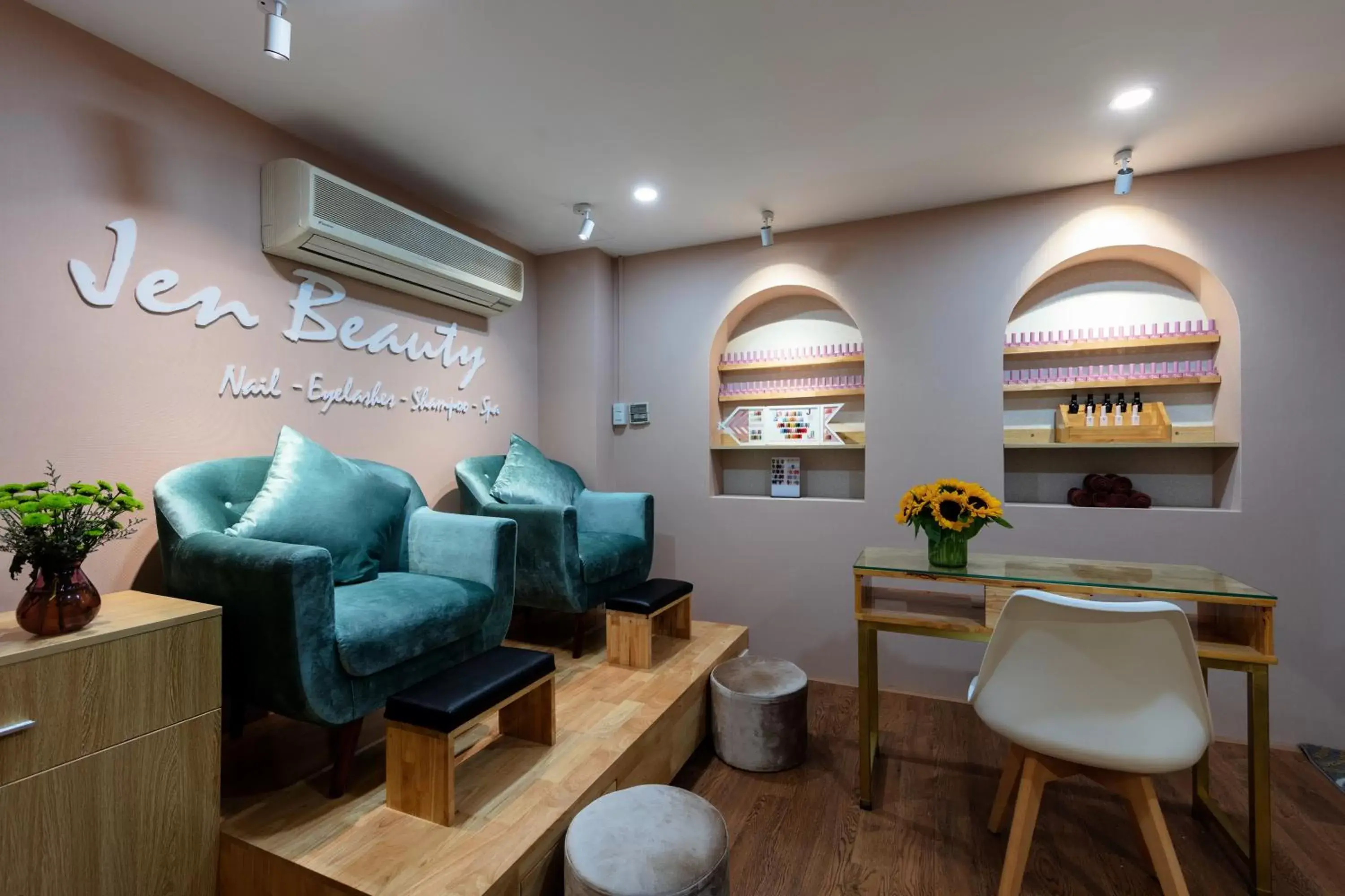 Spa and wellness centre/facilities, Lounge/Bar in Skylark Hotel