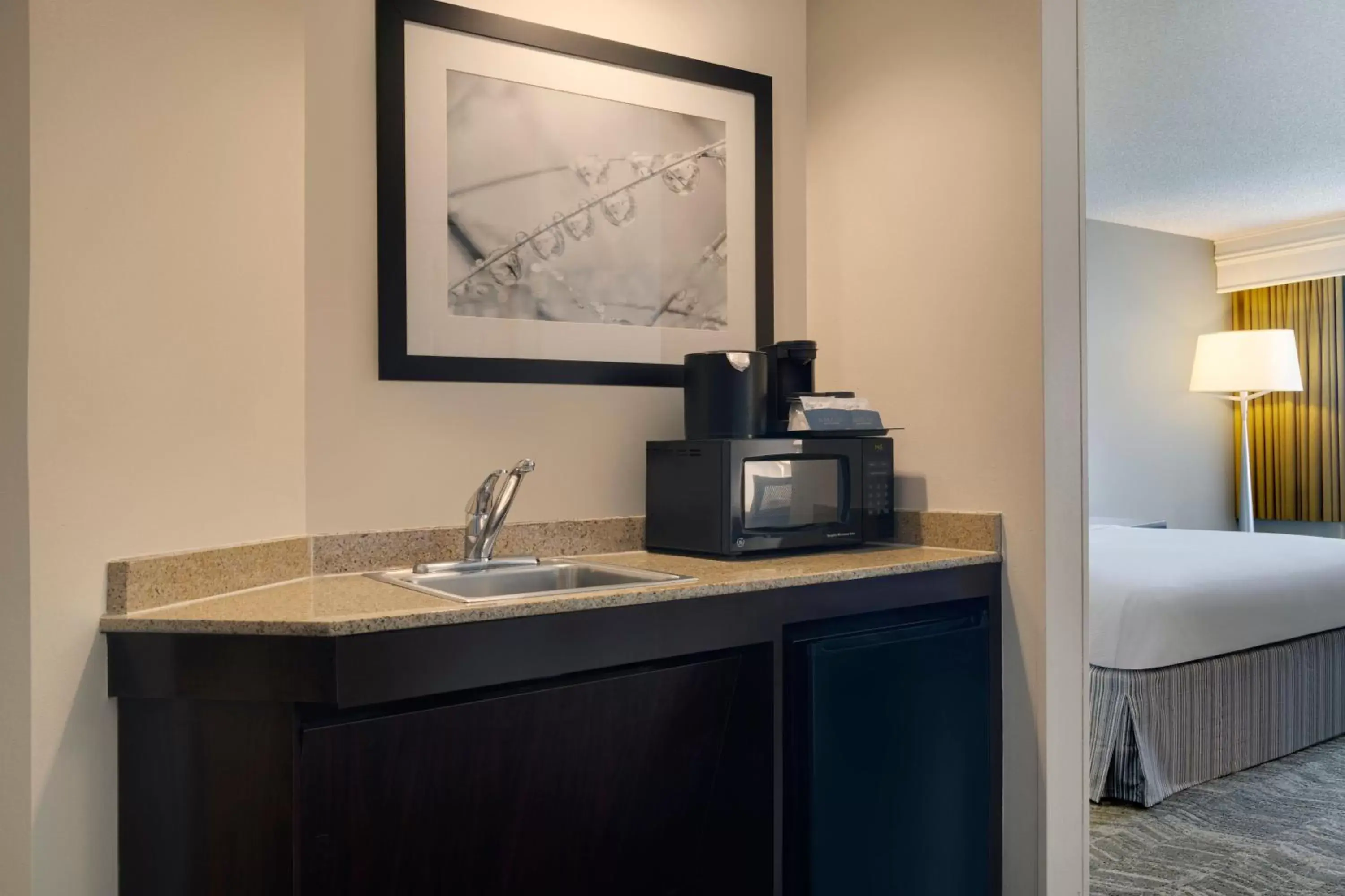 Bedroom, TV/Entertainment Center in SpringHill Suites by Marriott Newark International Airport