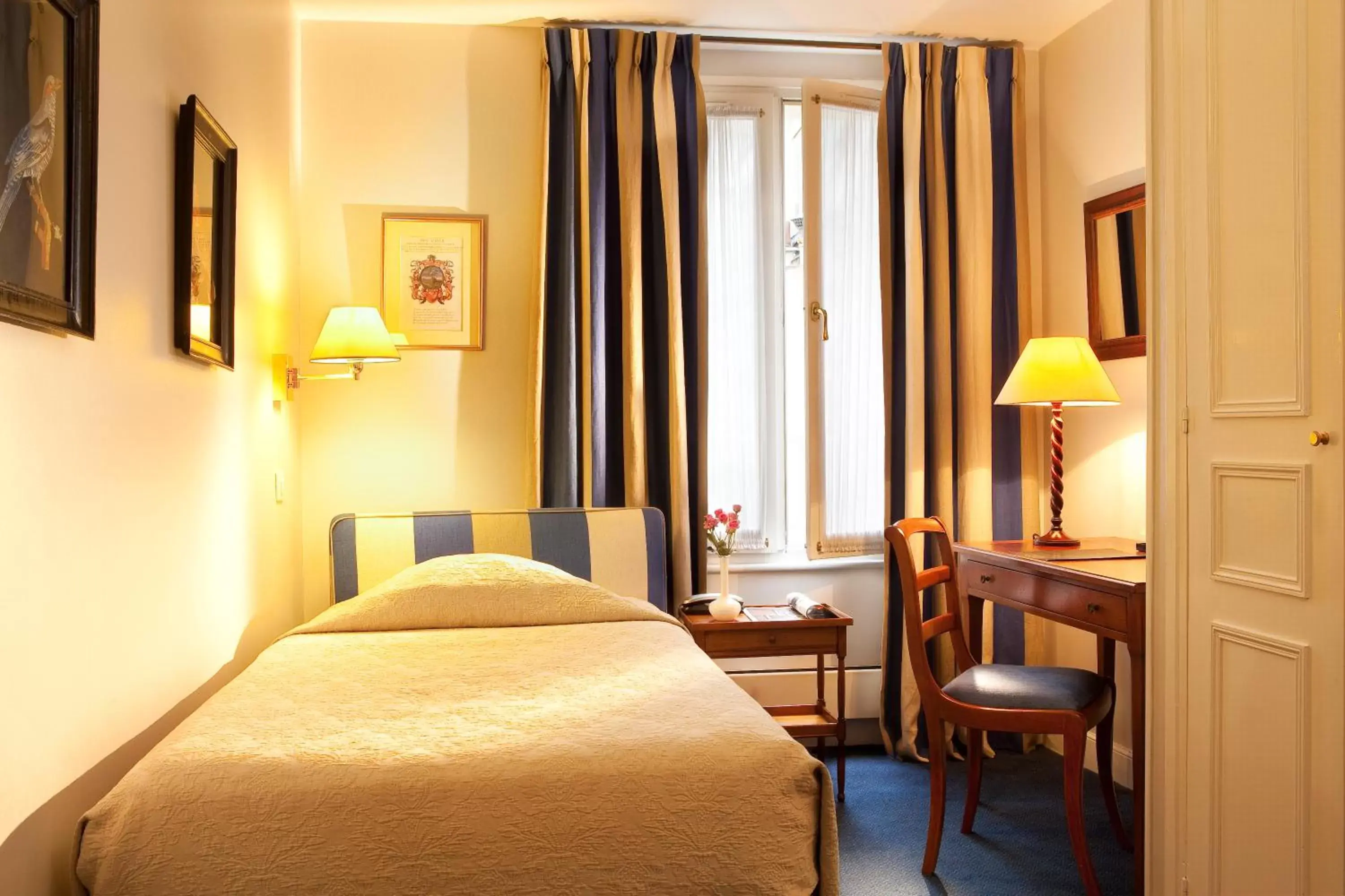 Photo of the whole room, Bed in Relais Du Louvre