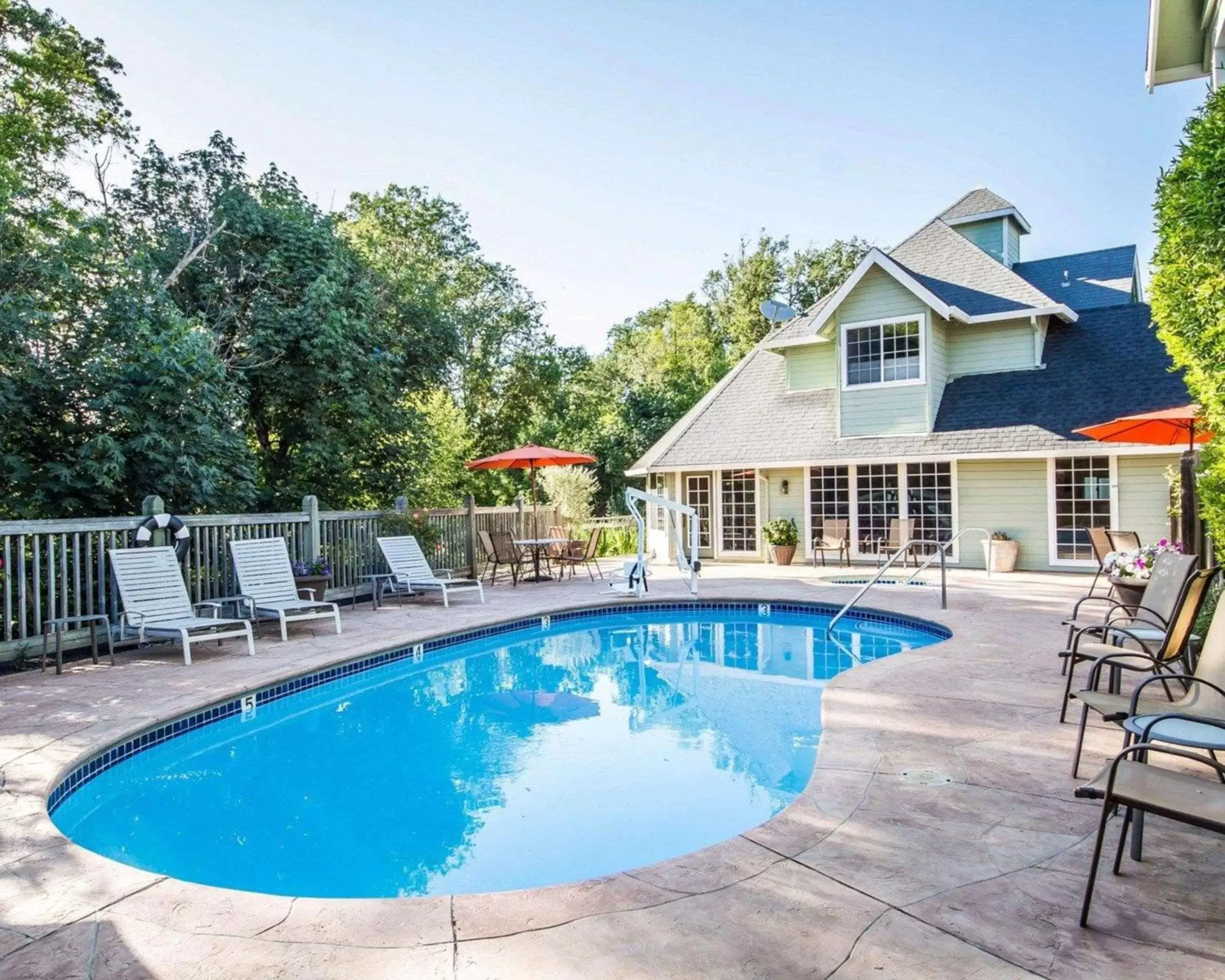 On site, Swimming Pool in Baechtel Creek Inn, Ascend Hotel Collection