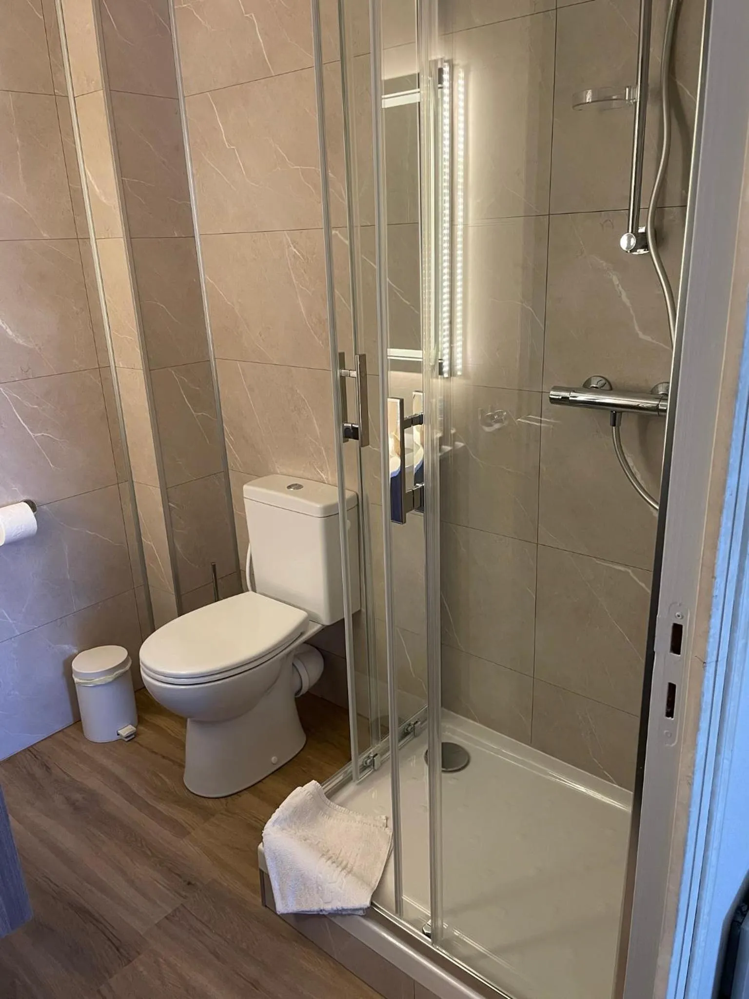 Shower in Hotel De Clisson Saint Brieuc