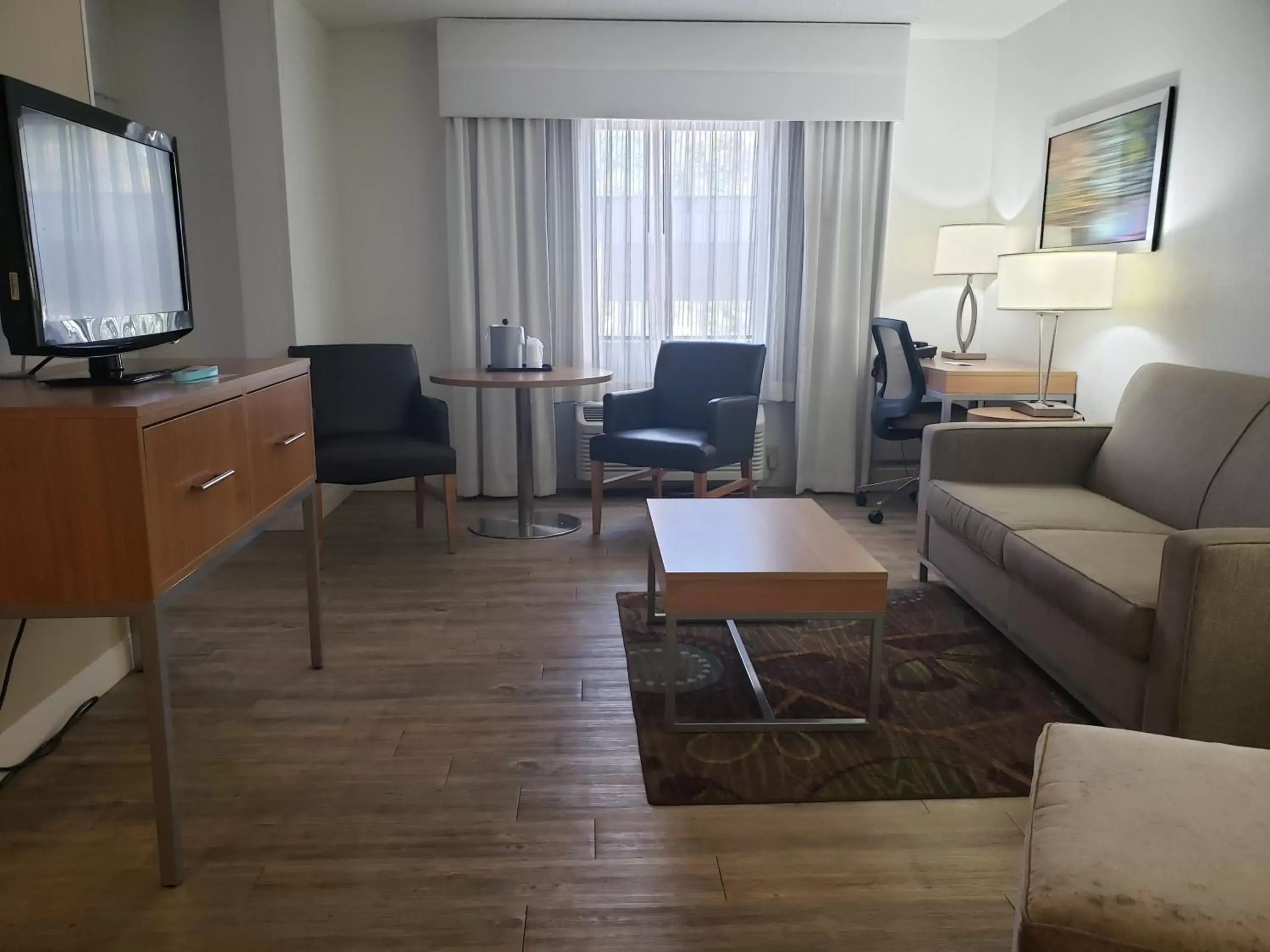 Photo of the whole room, Seating Area in Holiday Inn Express Hotel Pittsburgh-North/Harmarville, an IHG Hotel