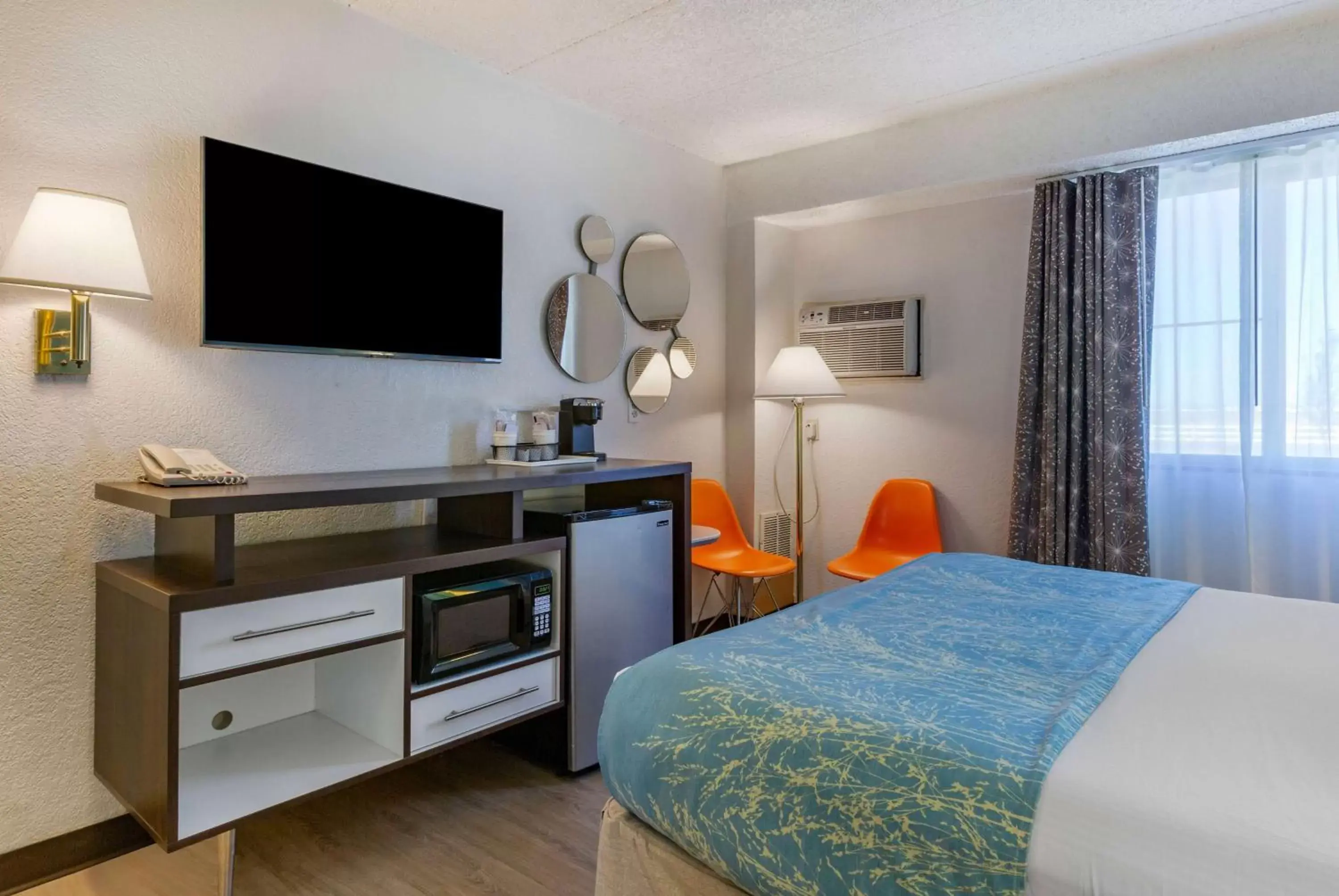 Bed, TV/Entertainment Center in Howard Johnson by Wyndham Billings