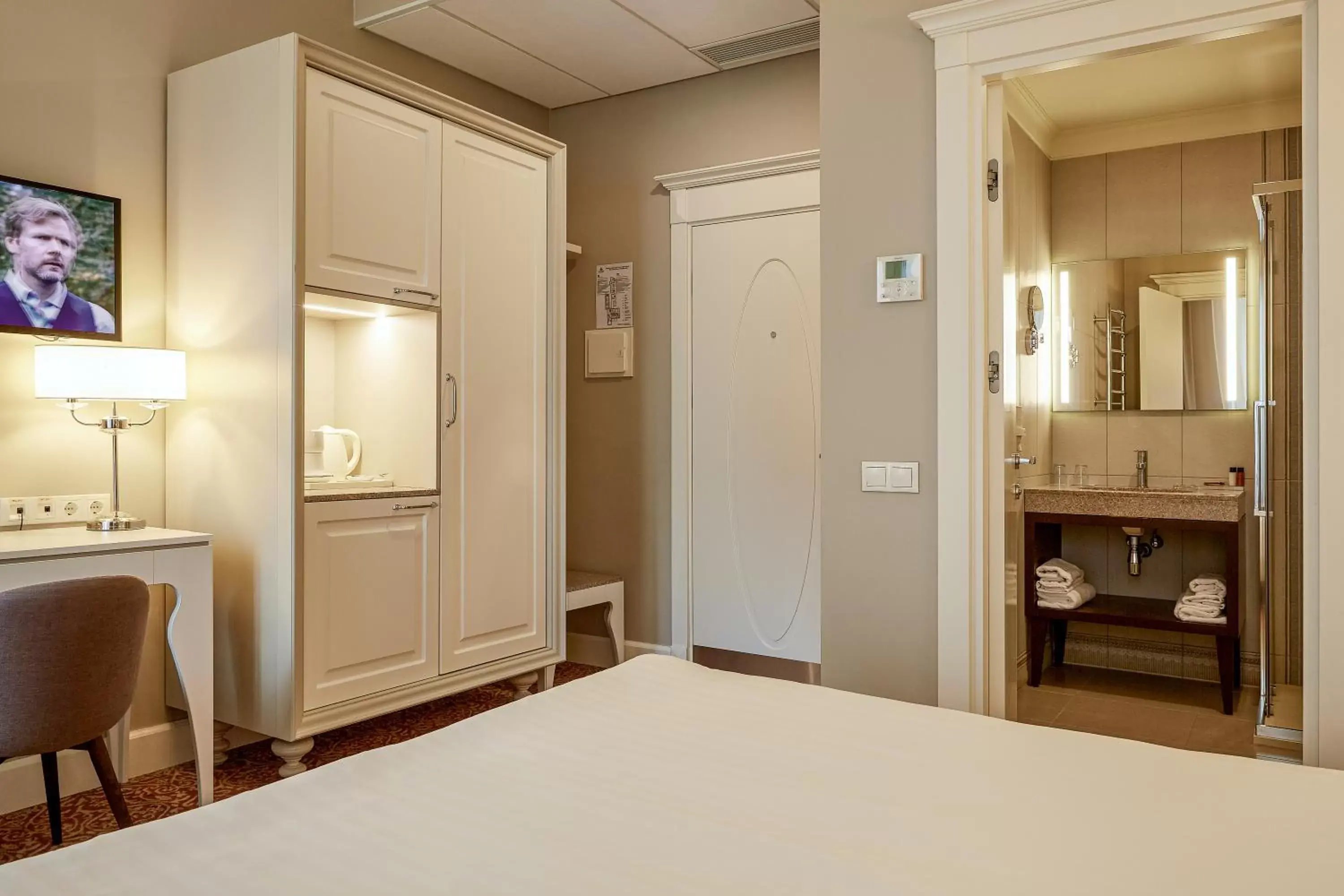 Photo of the whole room, Bathroom in Ratonda Centrum Hotels