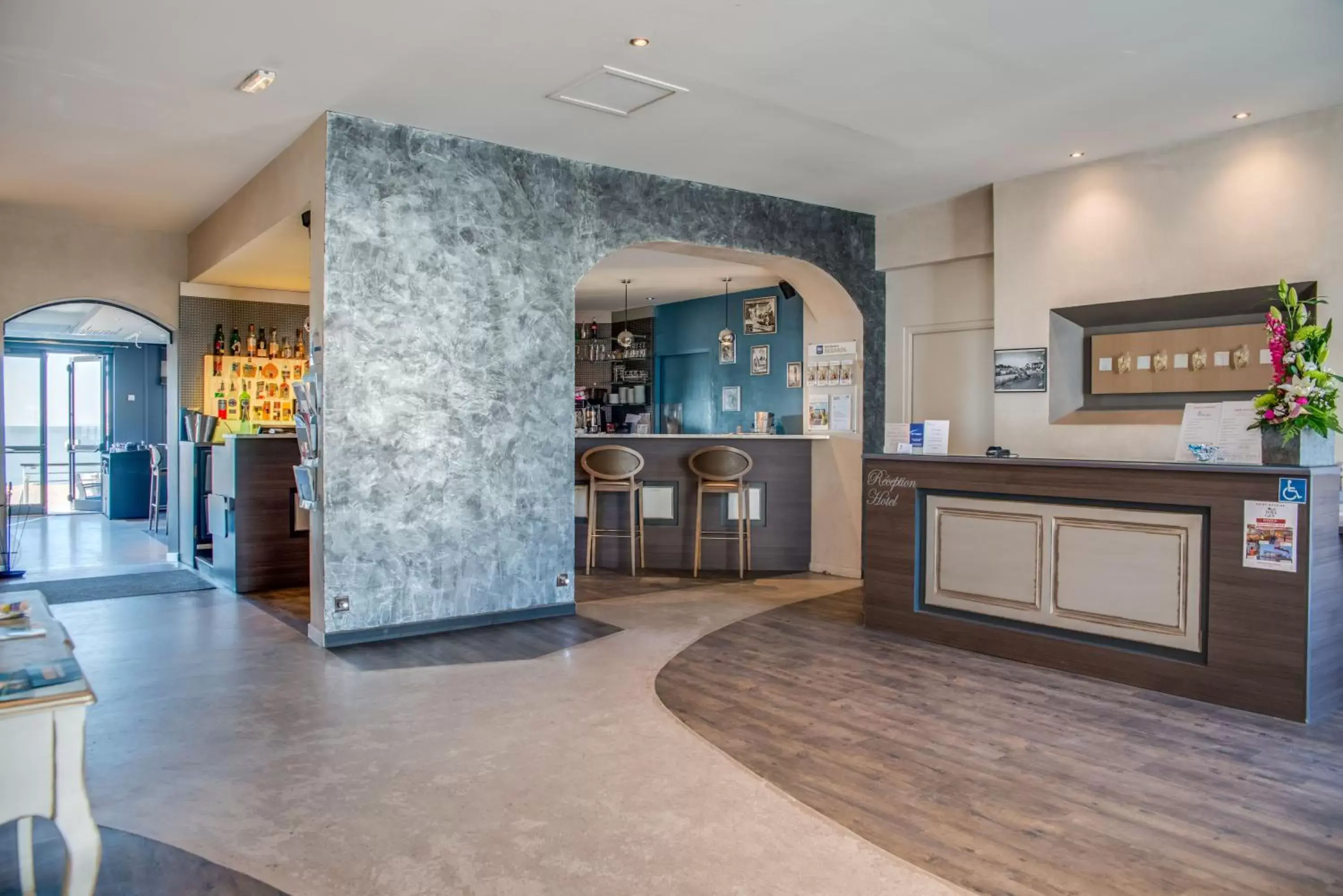 Lobby or reception, Kitchen/Kitchenette in Best Western Hotel De La Plage Saint Marc sur Mer