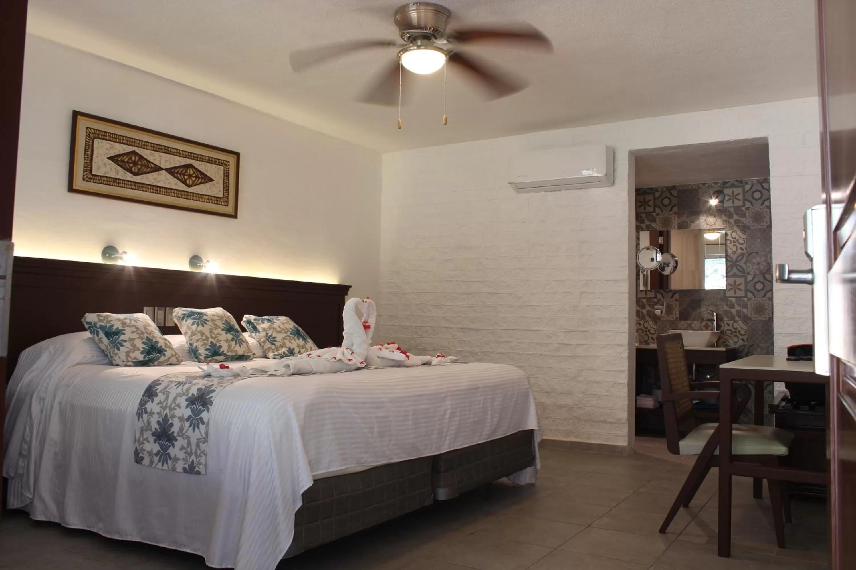 Photo of the whole room, Bed in Hotel Puerta Chichen