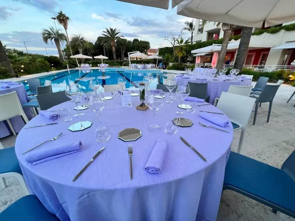 Restaurant/Places to Eat in Valentino Resort