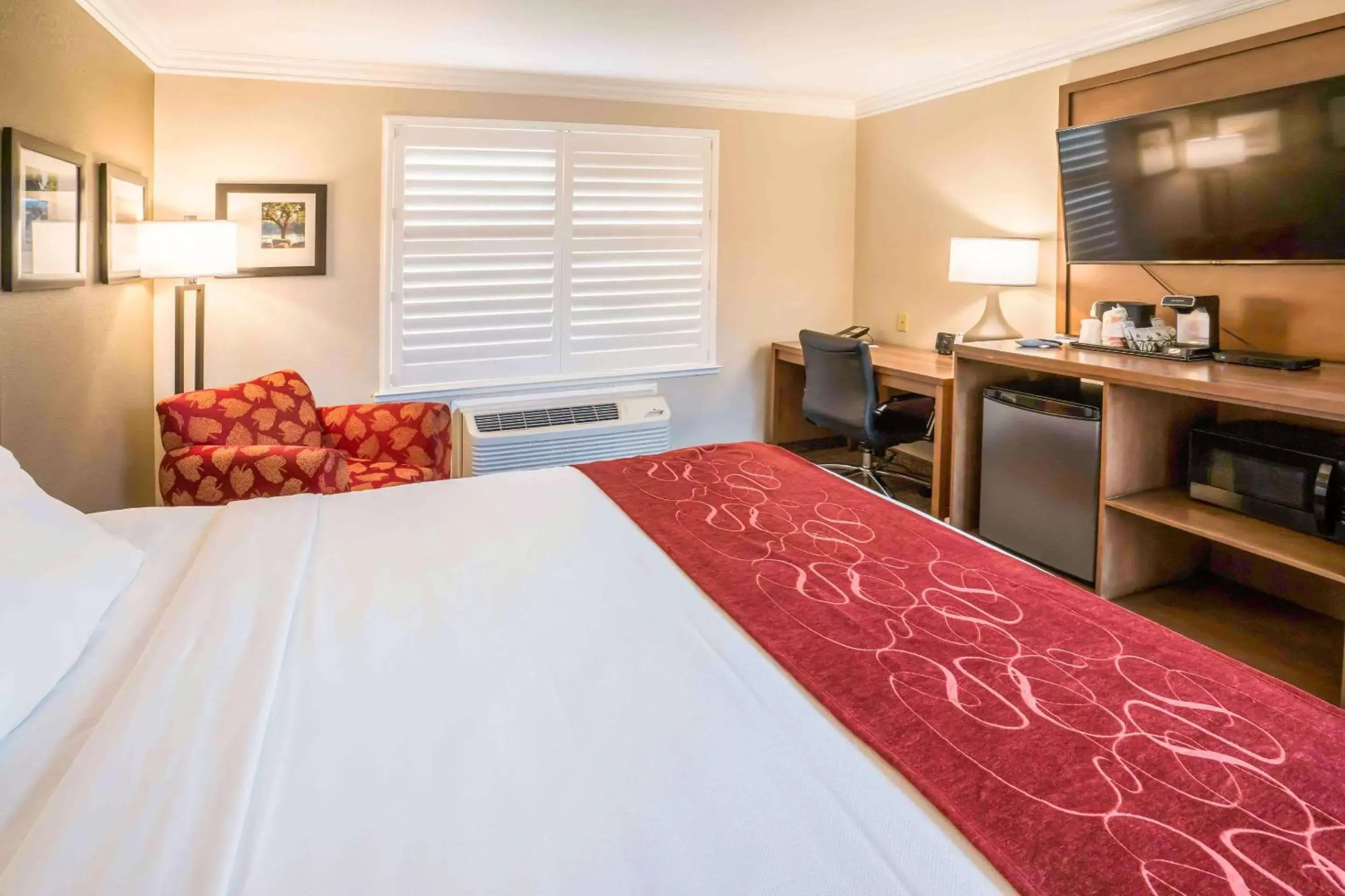 Photo of the whole room, Bed in Comfort Suites Fresno River Park