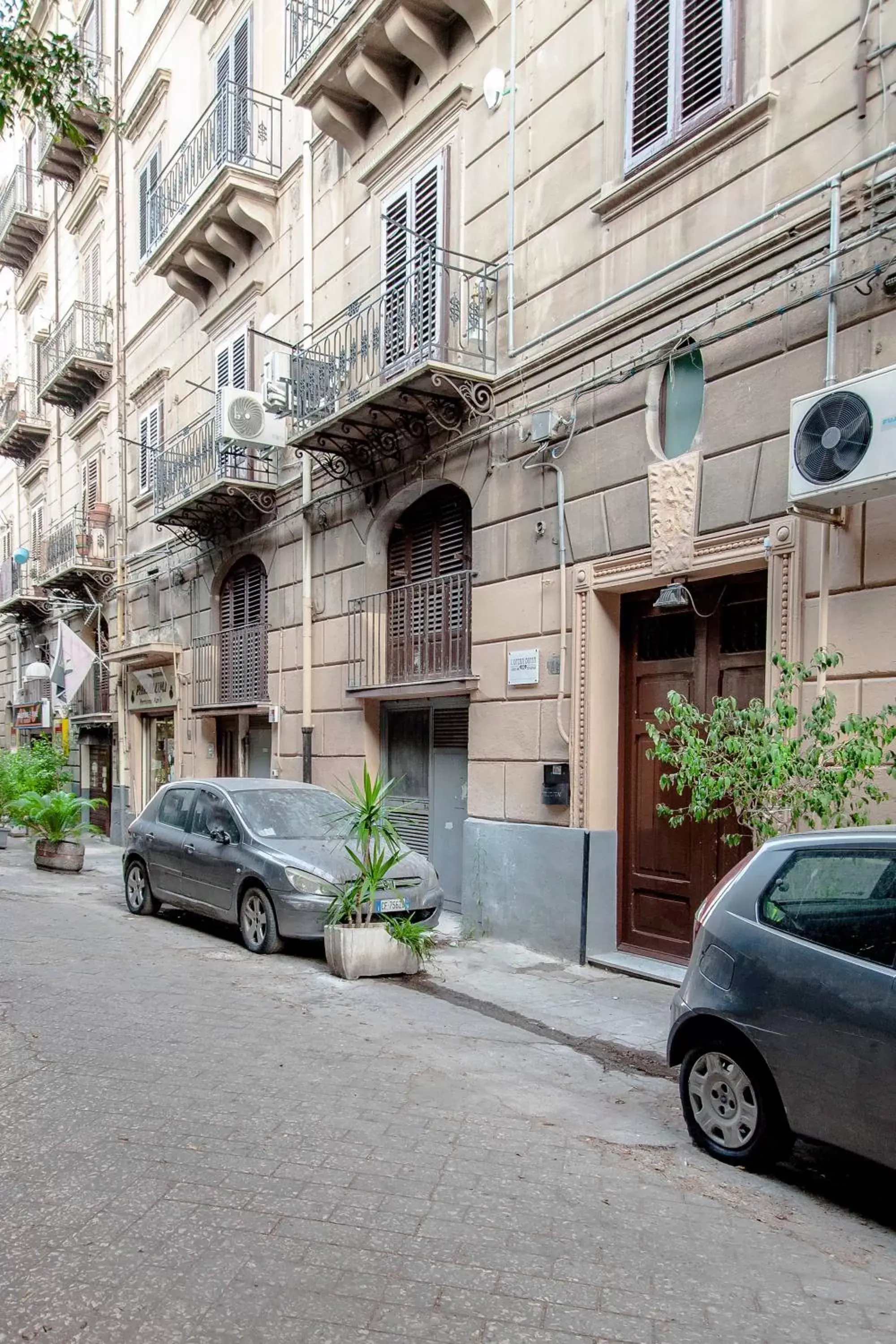 Facade/Entrance in L'Opera Buffa