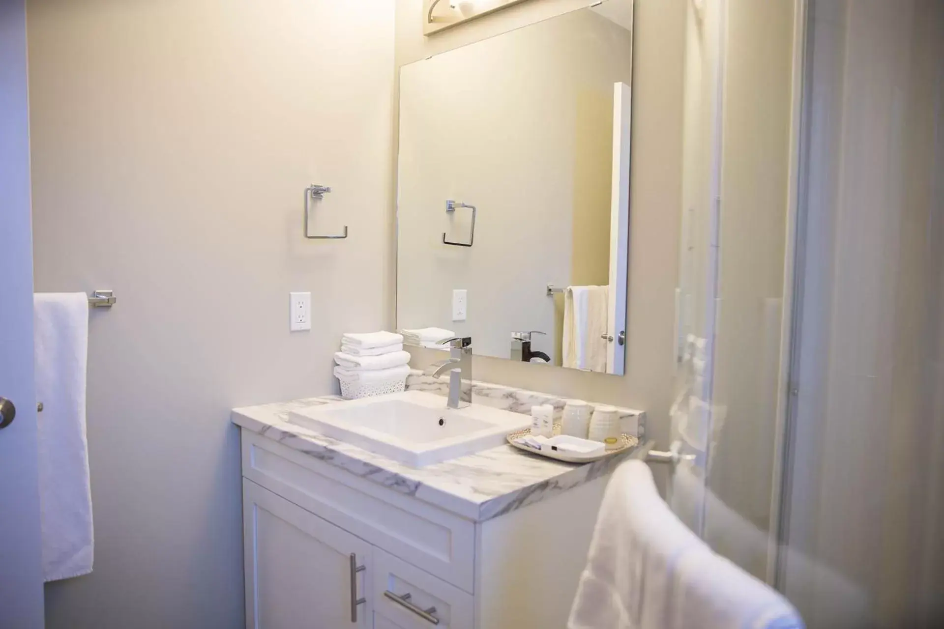 Bathroom in Midnight Sun Inn