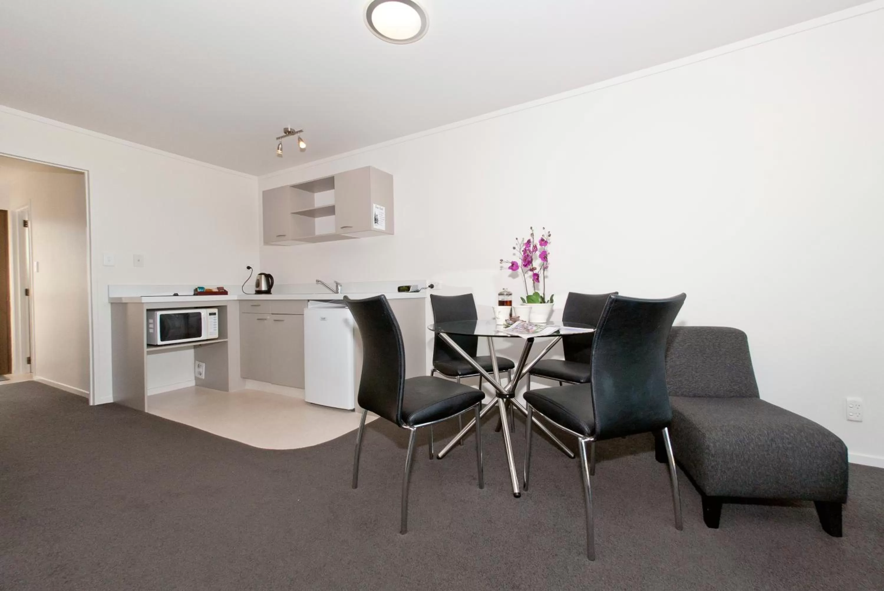 Kitchen or kitchenette in The Oceanside Motel