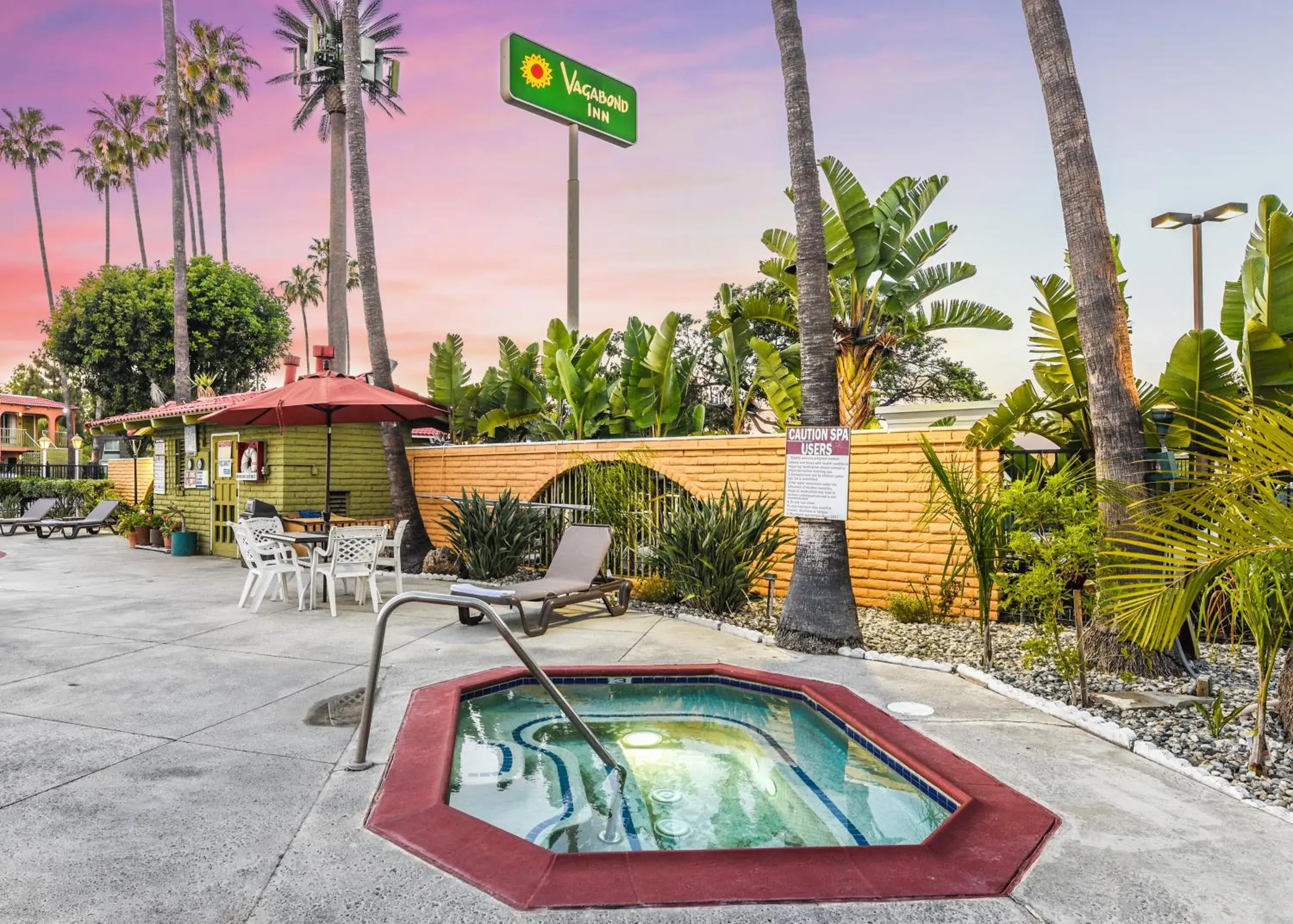 Swimming Pool in Vagabond Inn Costa Mesa