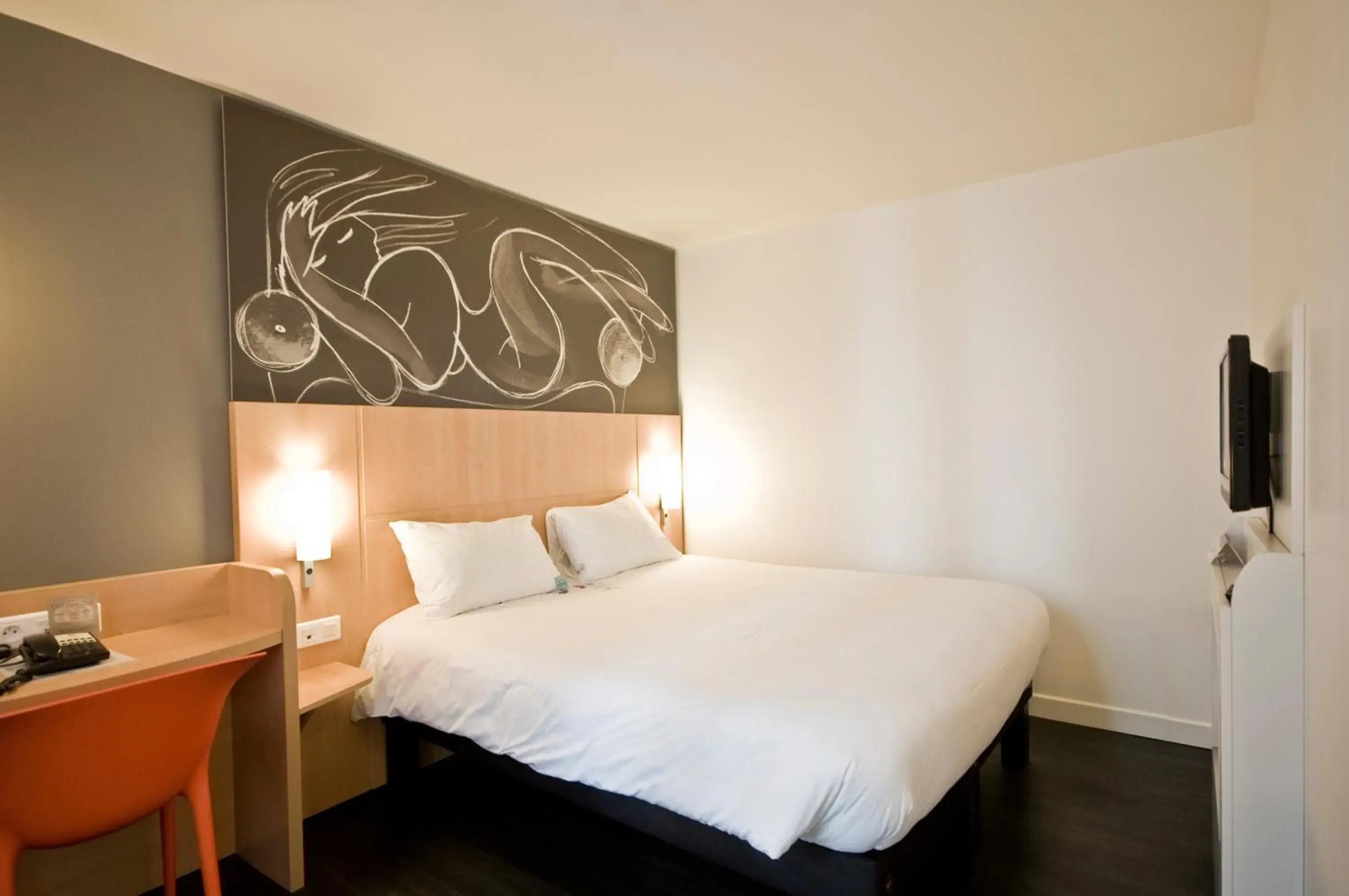 Bed in Hotel ibis Paris Pere Lachaise