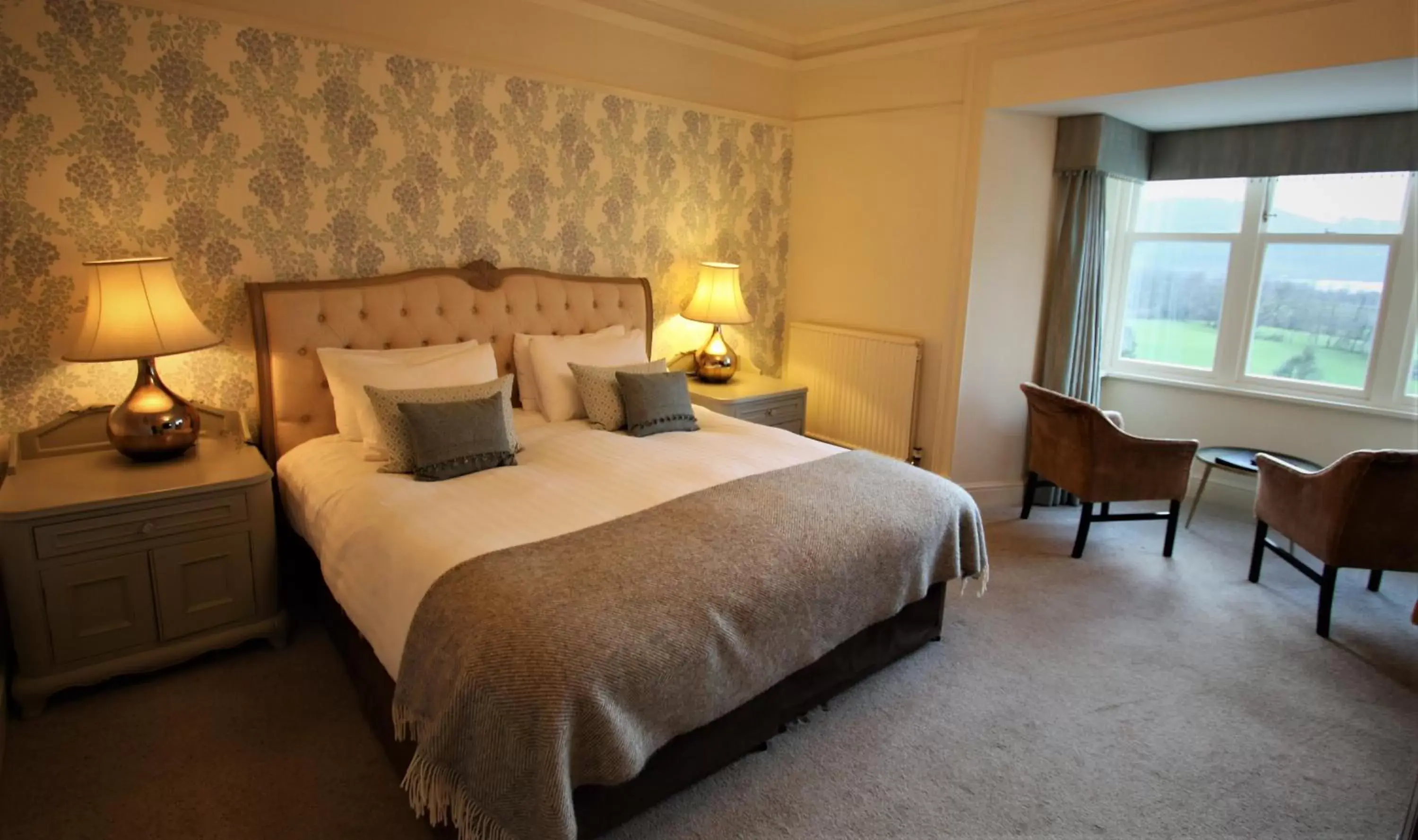 Bedroom, Bed in Ravenstone Manor